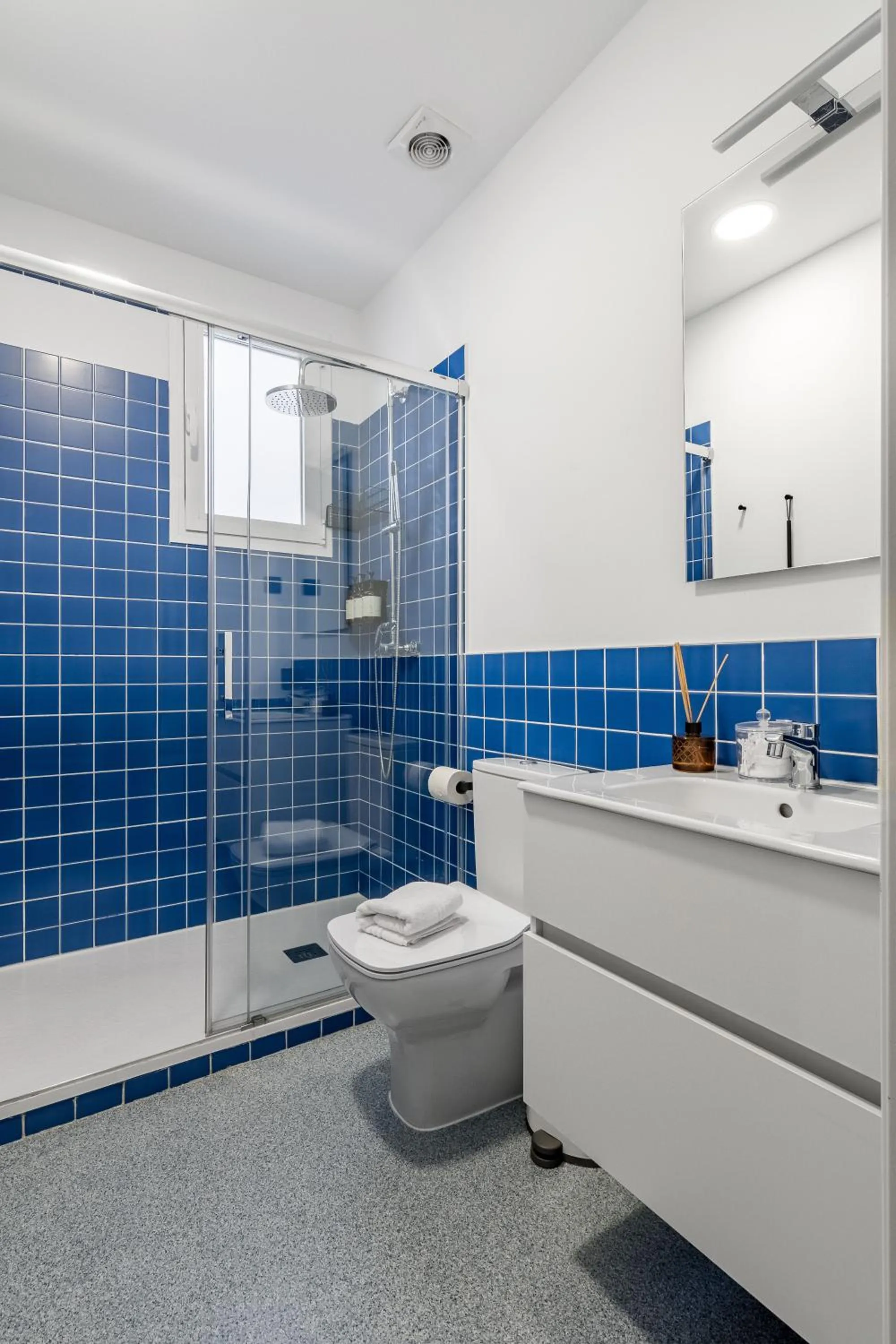 Bathroom in Bob W Arte