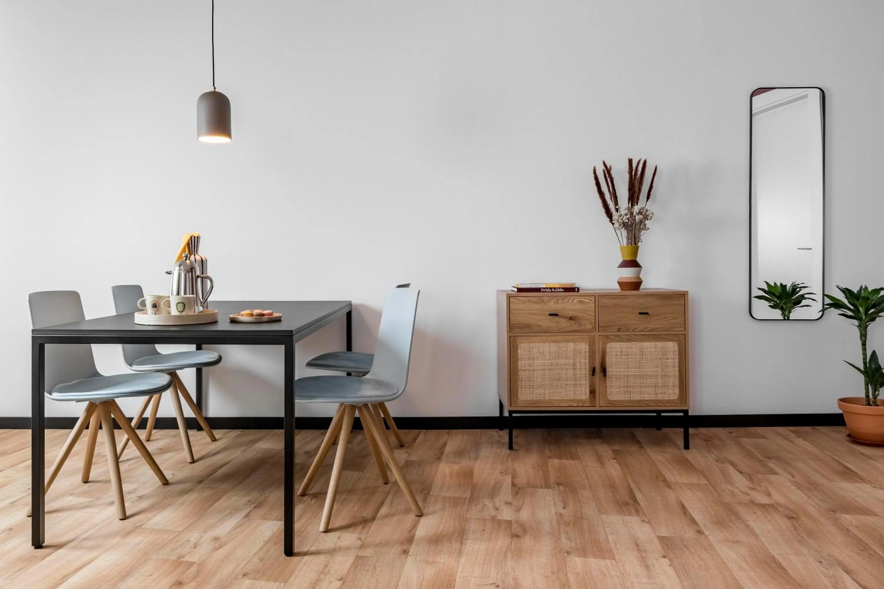 Dining area in Bob W Arte