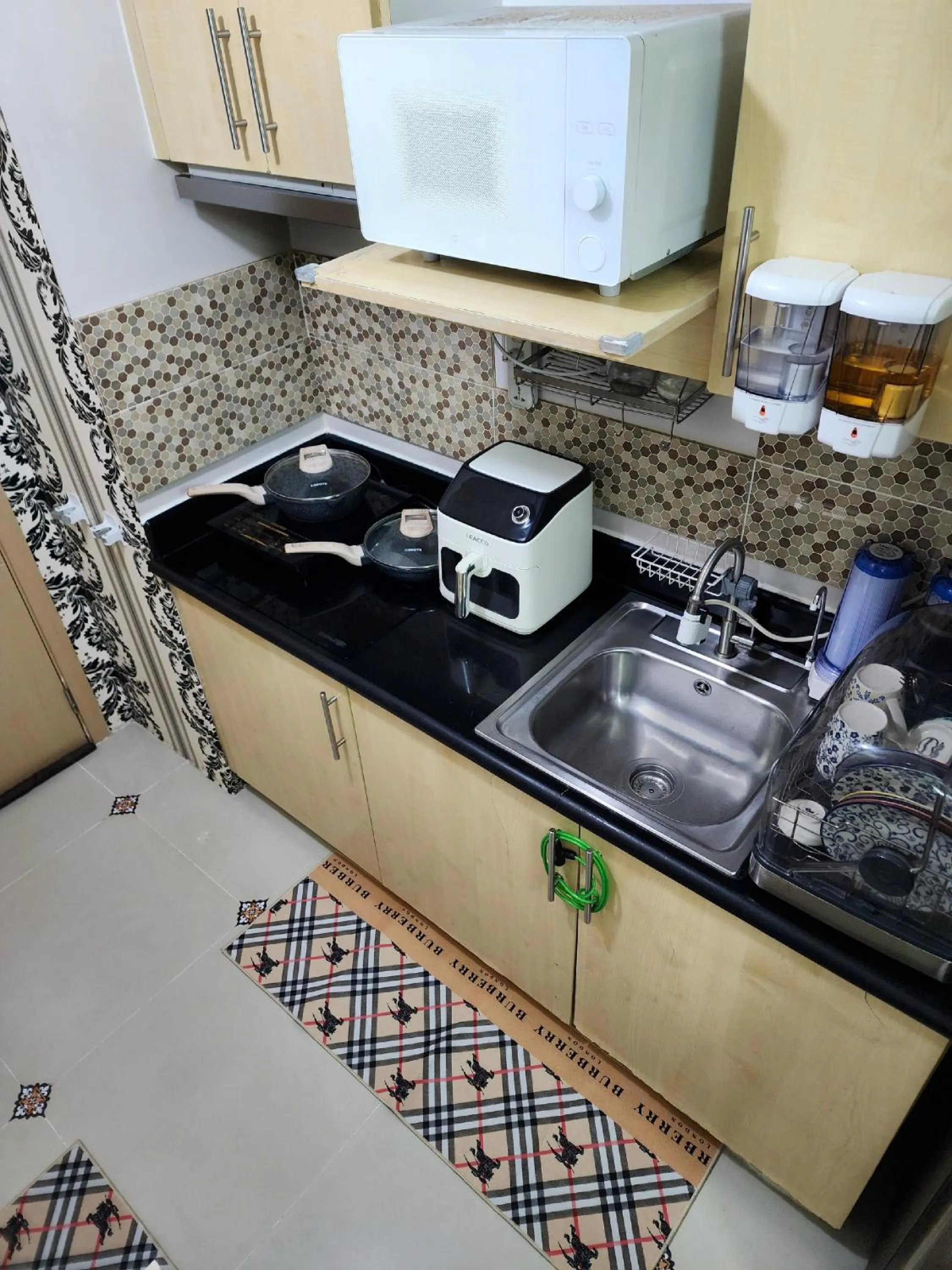 Kitchen or kitchenette in Elegant Studio at Grass Residences 1-5 persons only, Quezon City