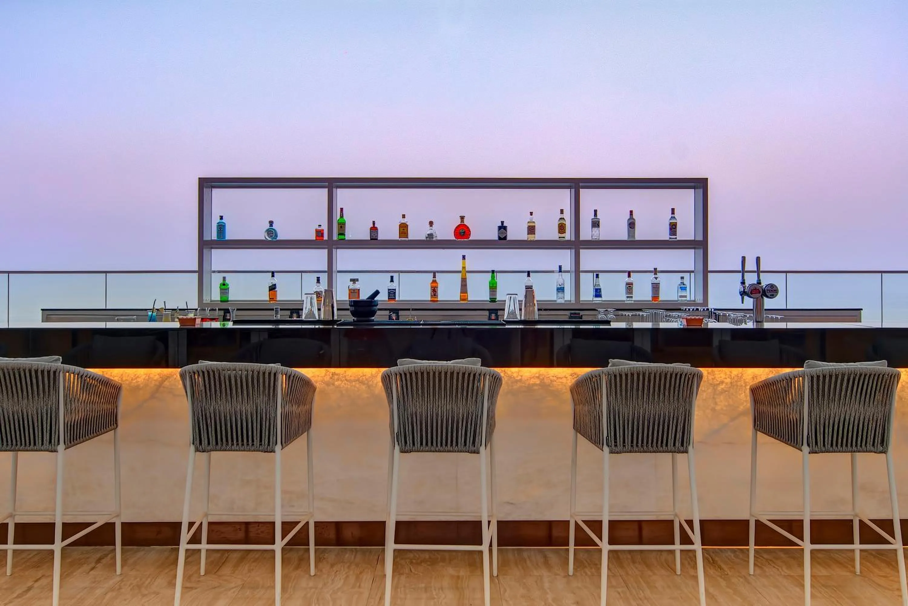 Lounge or bar in Royal M Al Aqah Beach Resort by Gewan