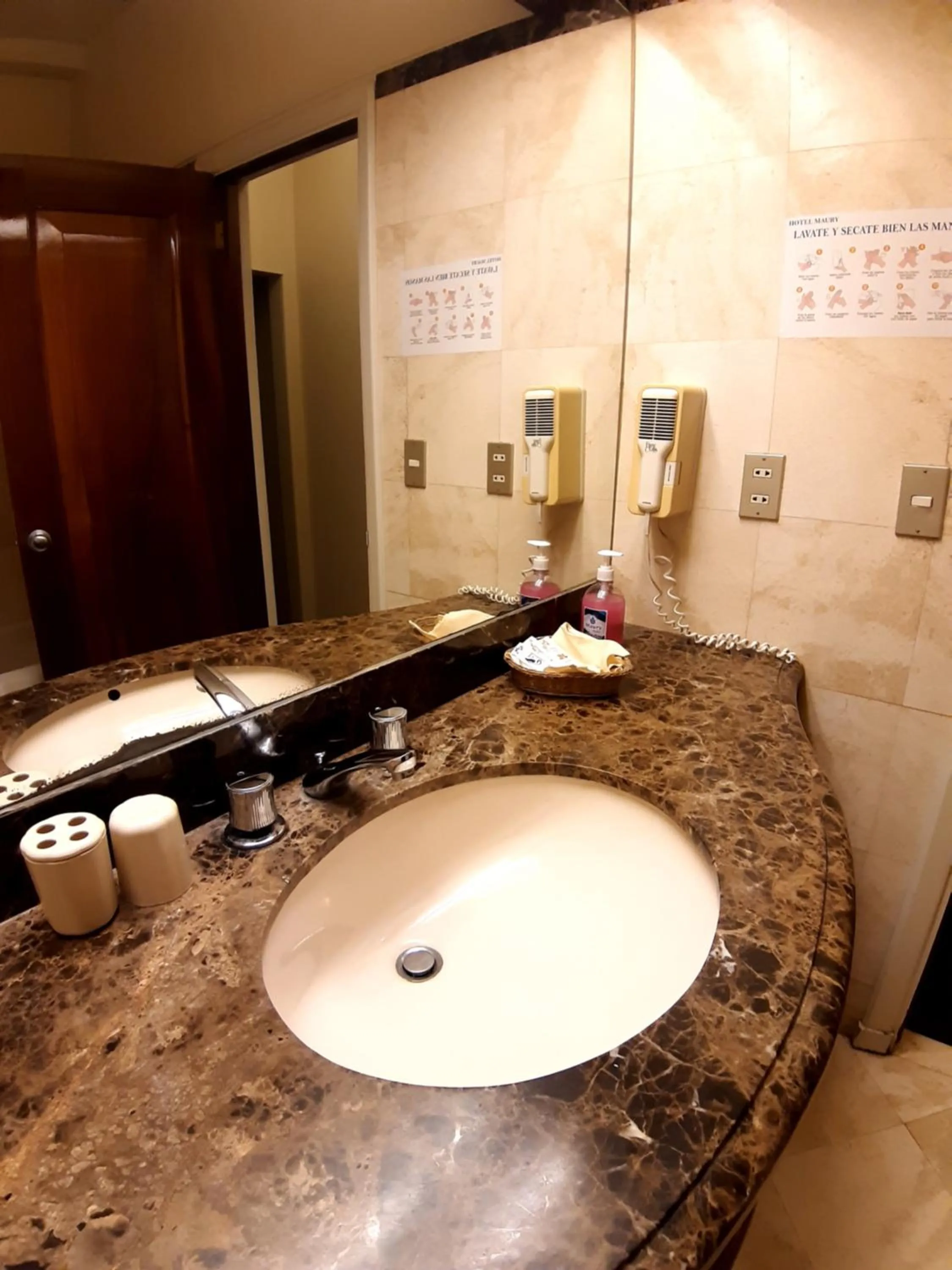 Bathroom in Hotel MAURY