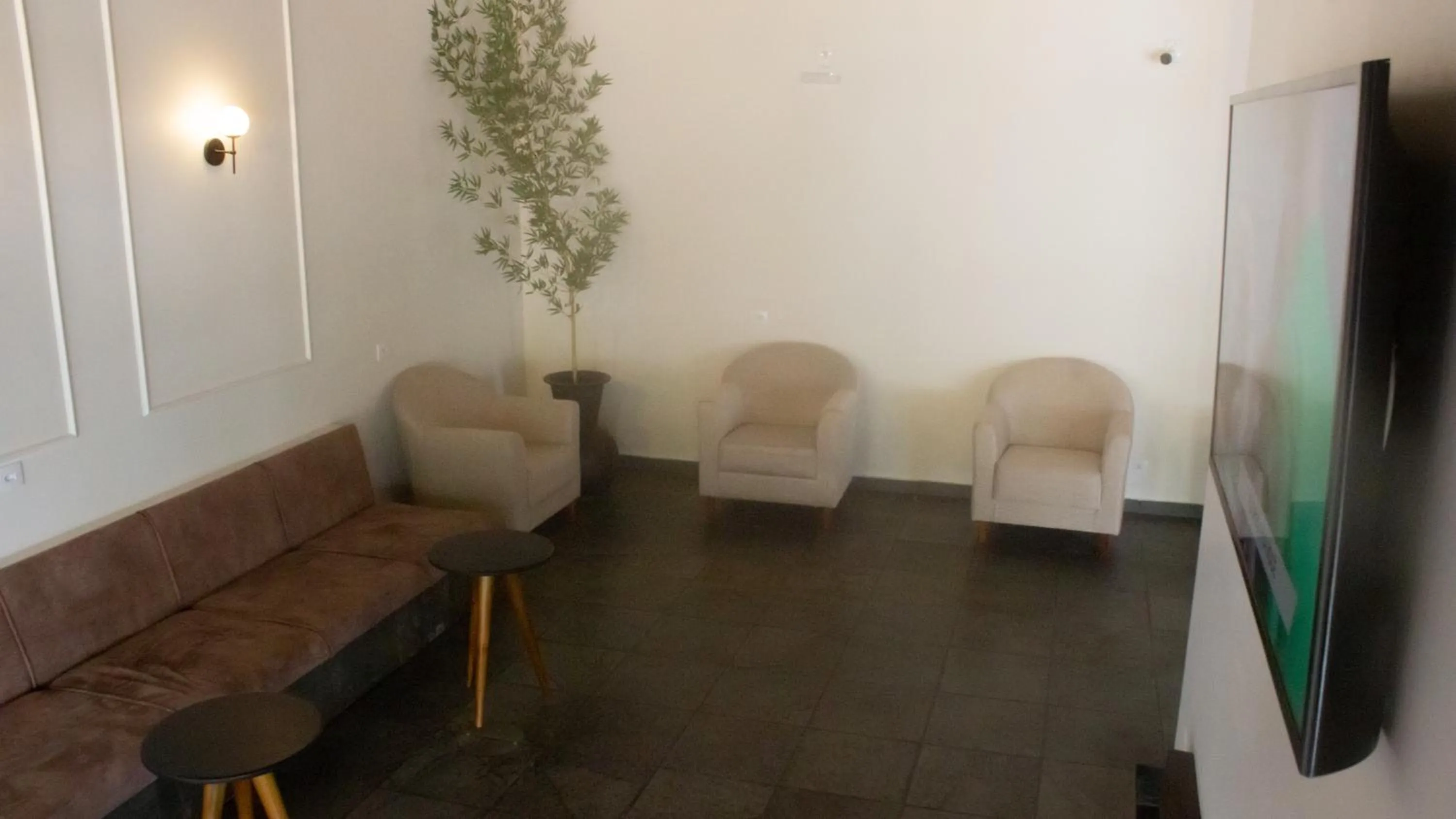 Seating area in Essência Hotel Francisco Beltrão
