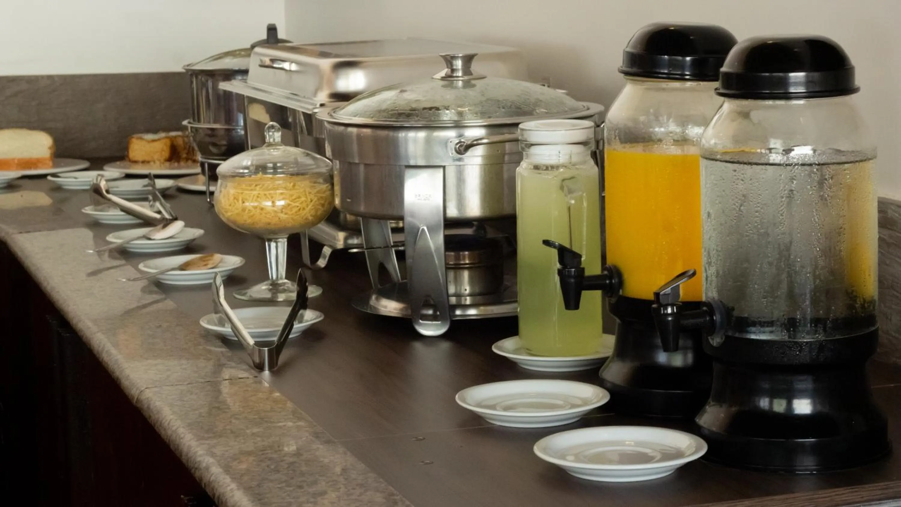 Buffet breakfast in Essência Hotel Francisco Beltrão