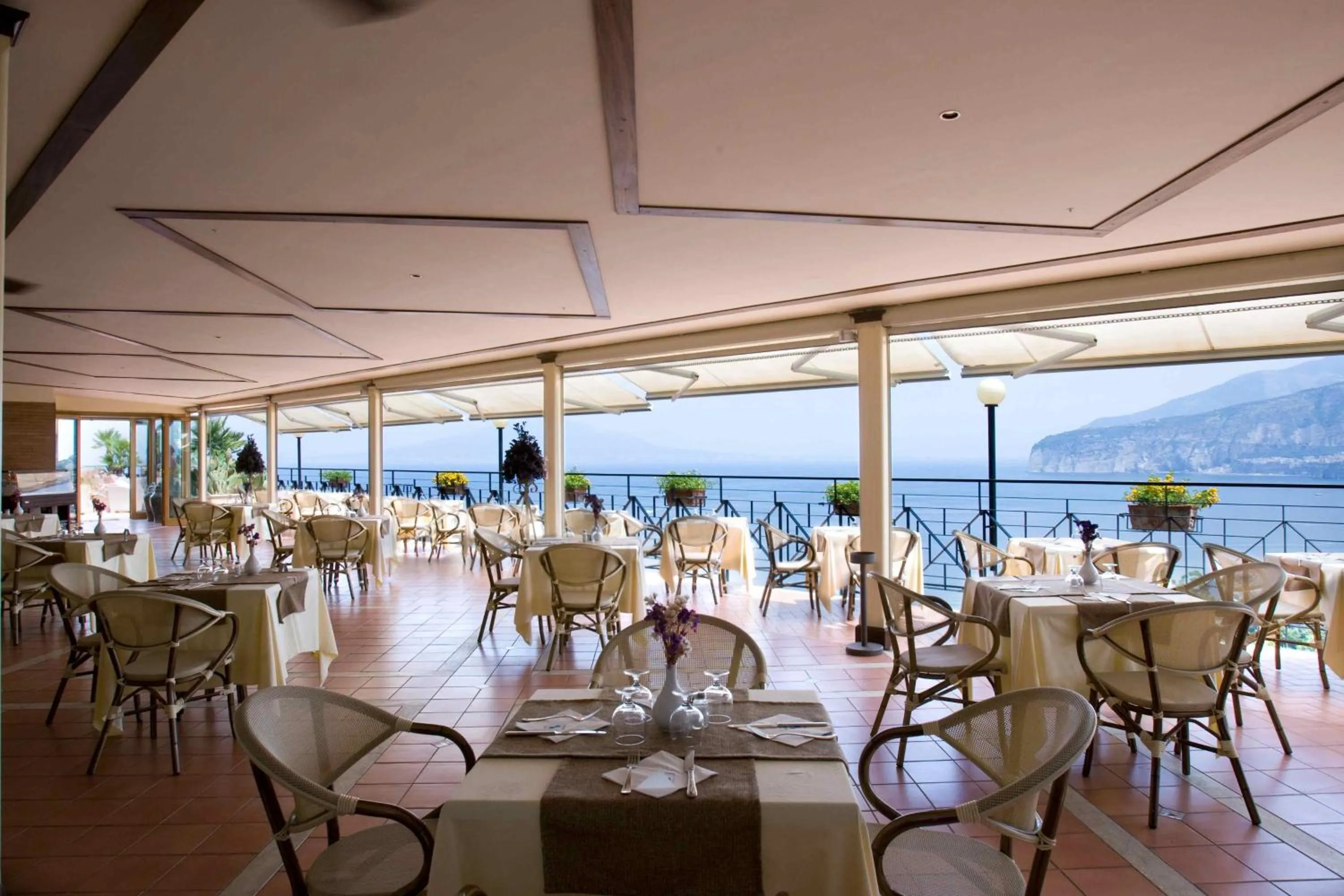 Restaurant/places to eat in Hotel Bristol