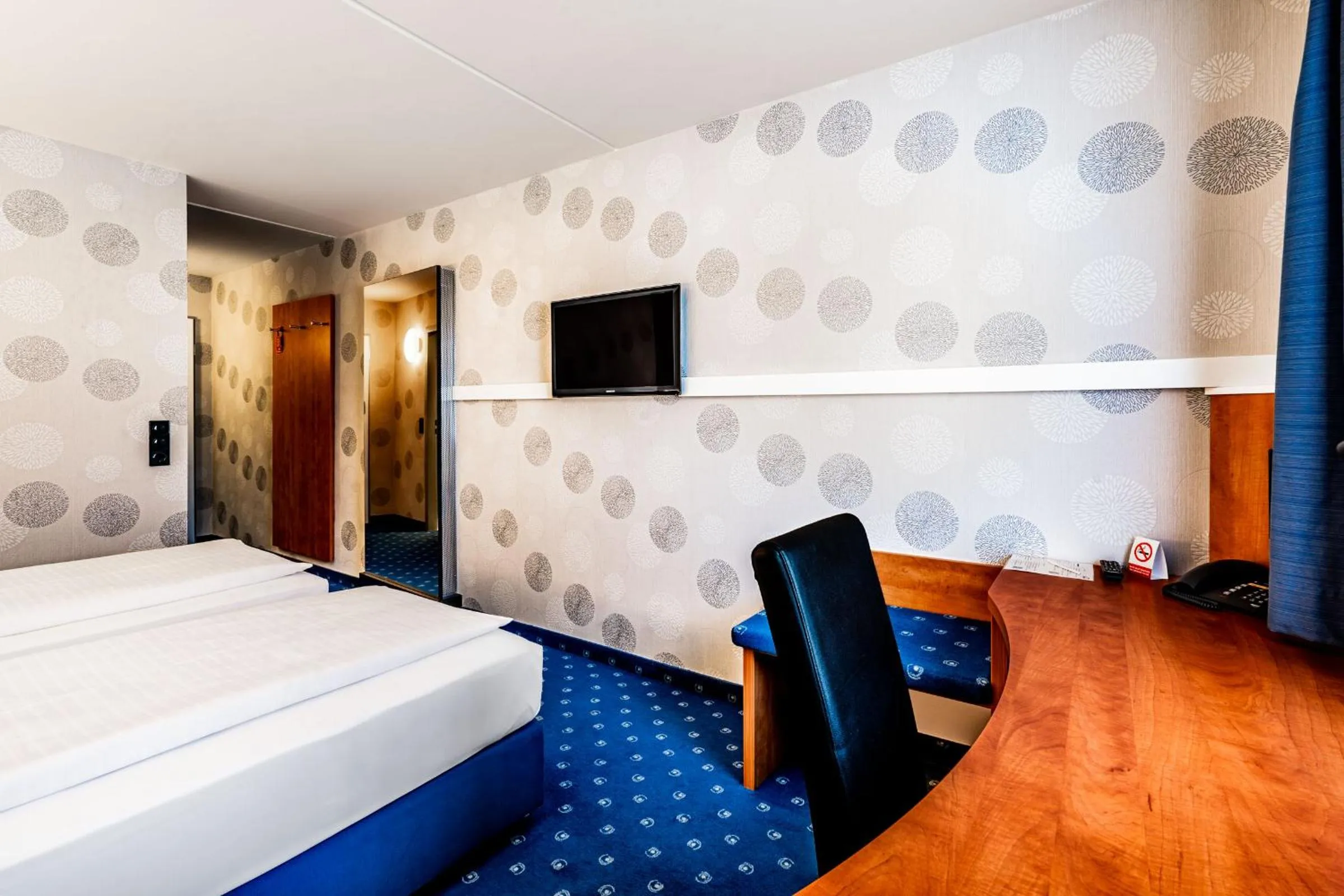 Photo of the whole room, Bed in bonjour Tagungshotel Stuttgart-Gerlingen