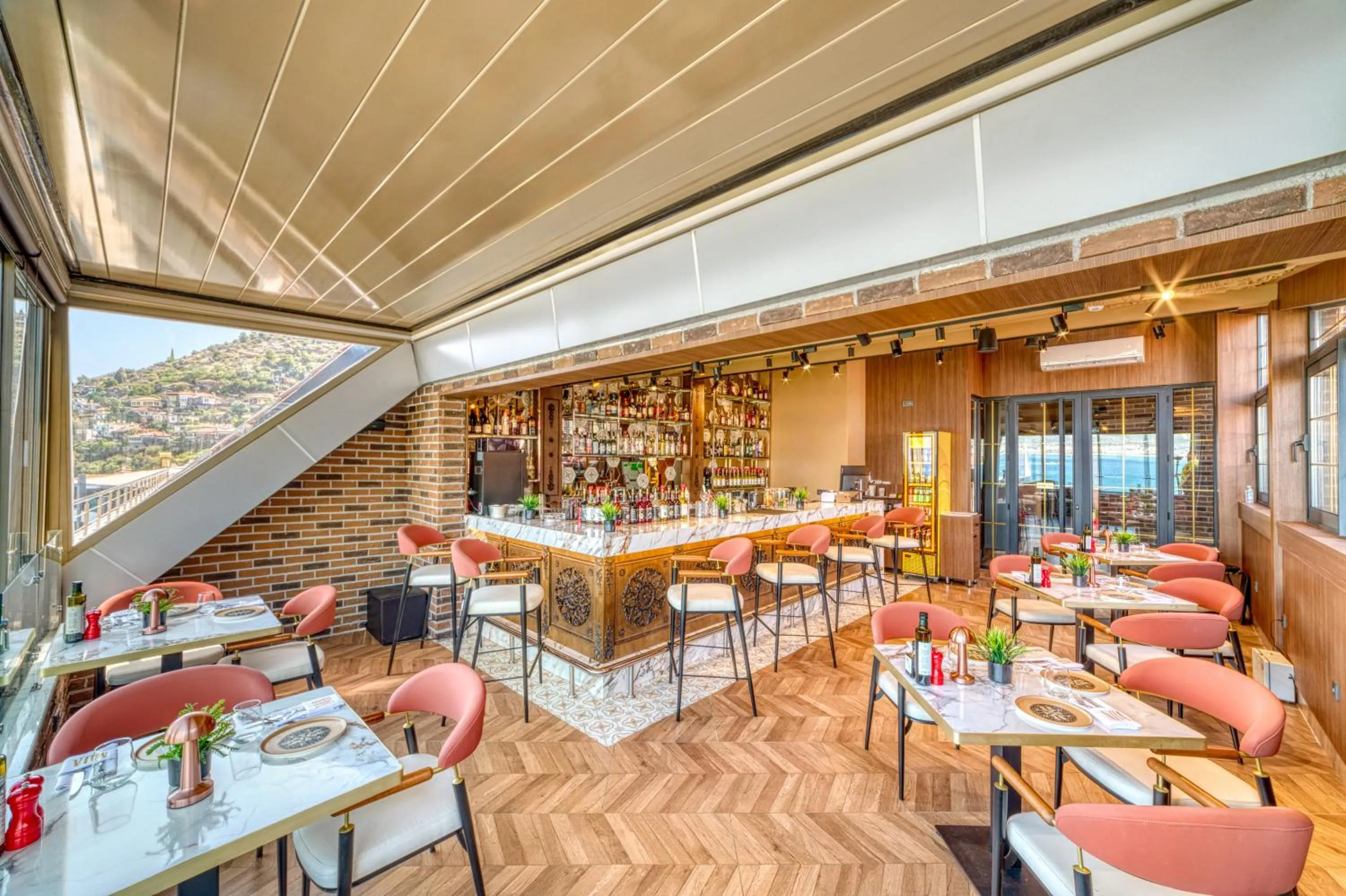 Restaurant/places to eat in Numa Port Hotel