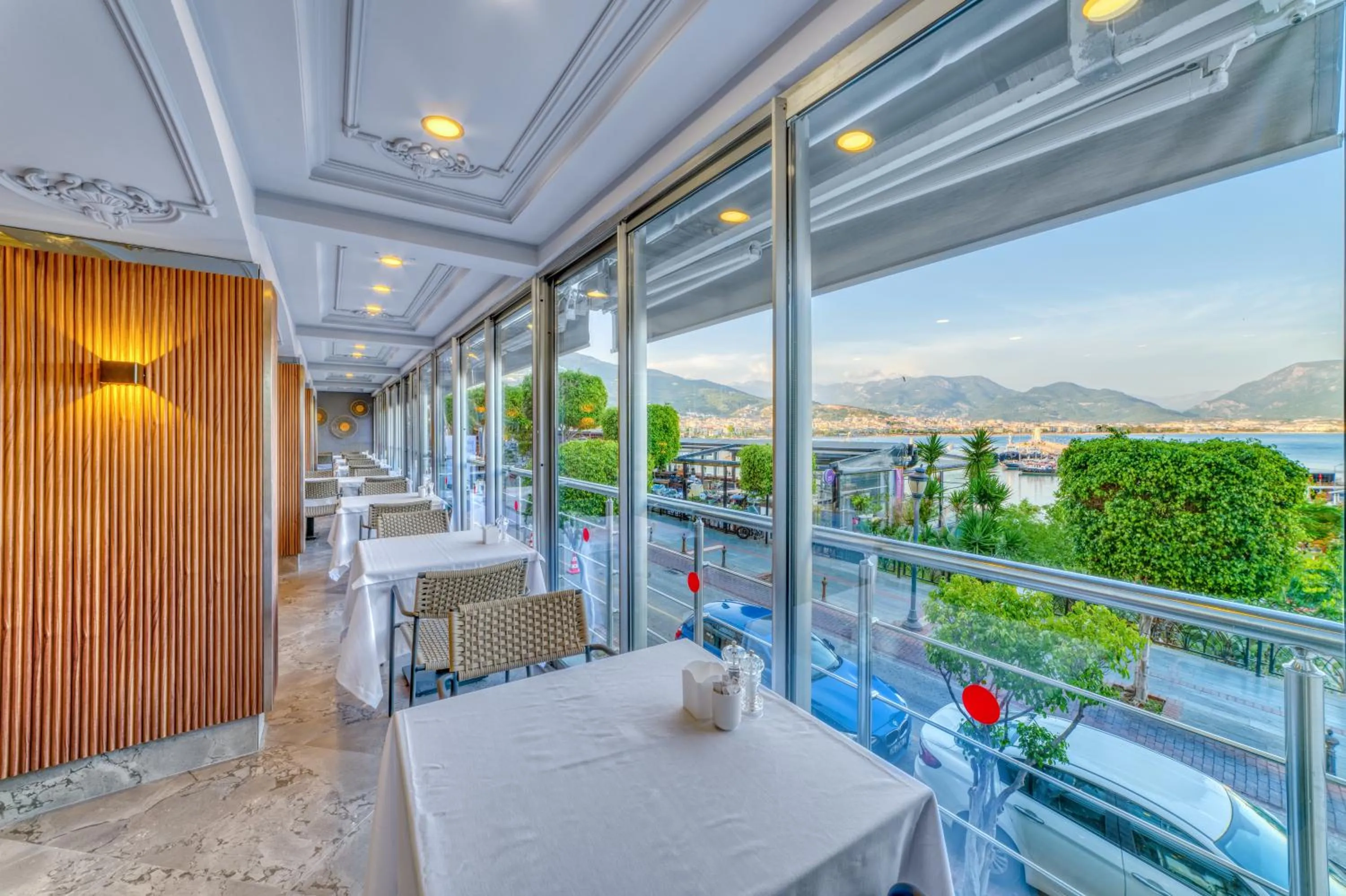 Restaurant/places to eat in Numa Port Hotel