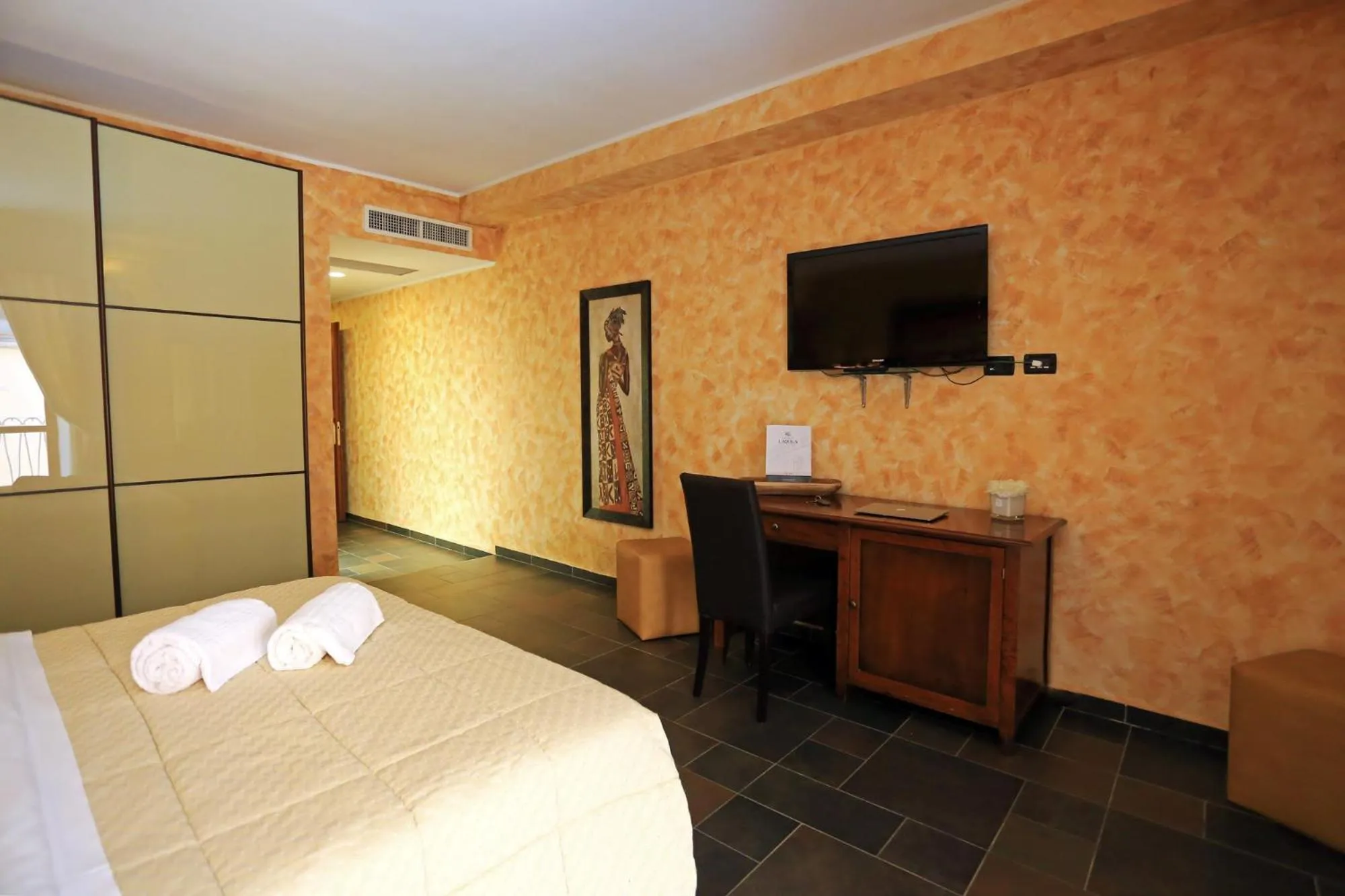 Photo of the whole room, Bed in Hotel L'Aquila