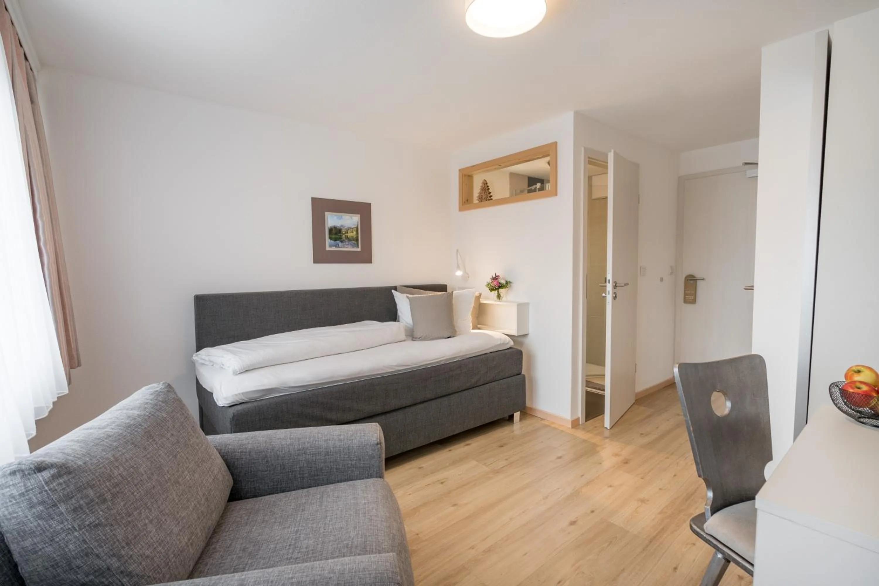 Photo of the whole room, Bed in bichl 761