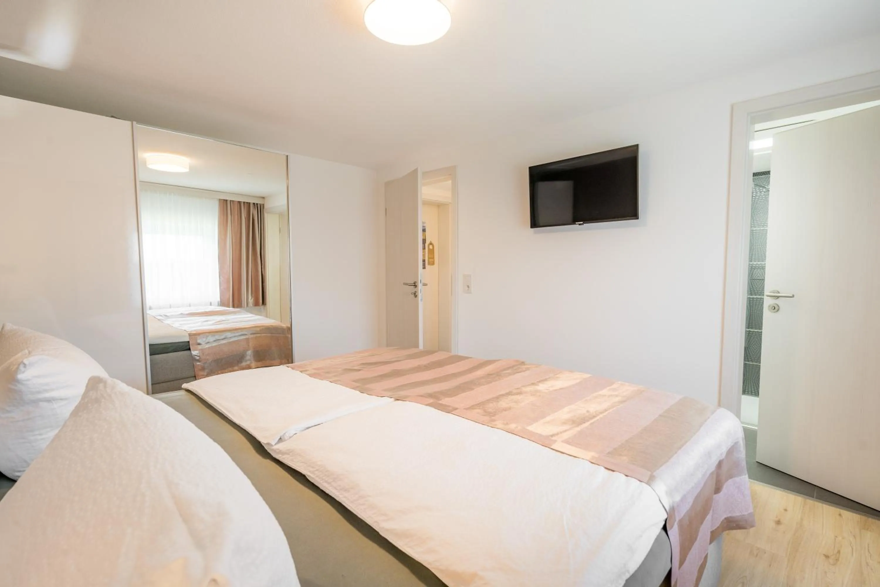 Photo of the whole room, Bed in bichl 761