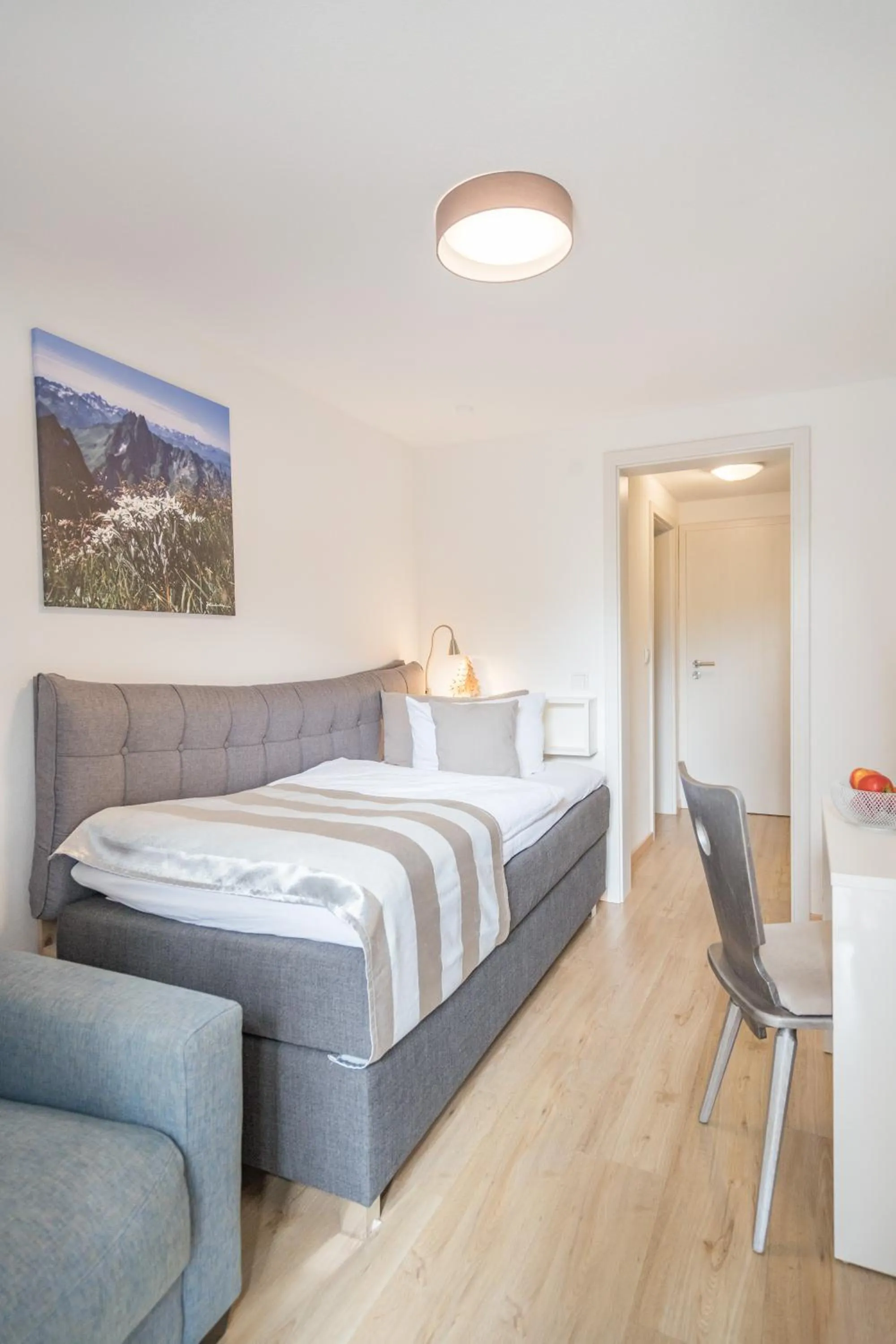 Photo of the whole room, Bed in bichl 761