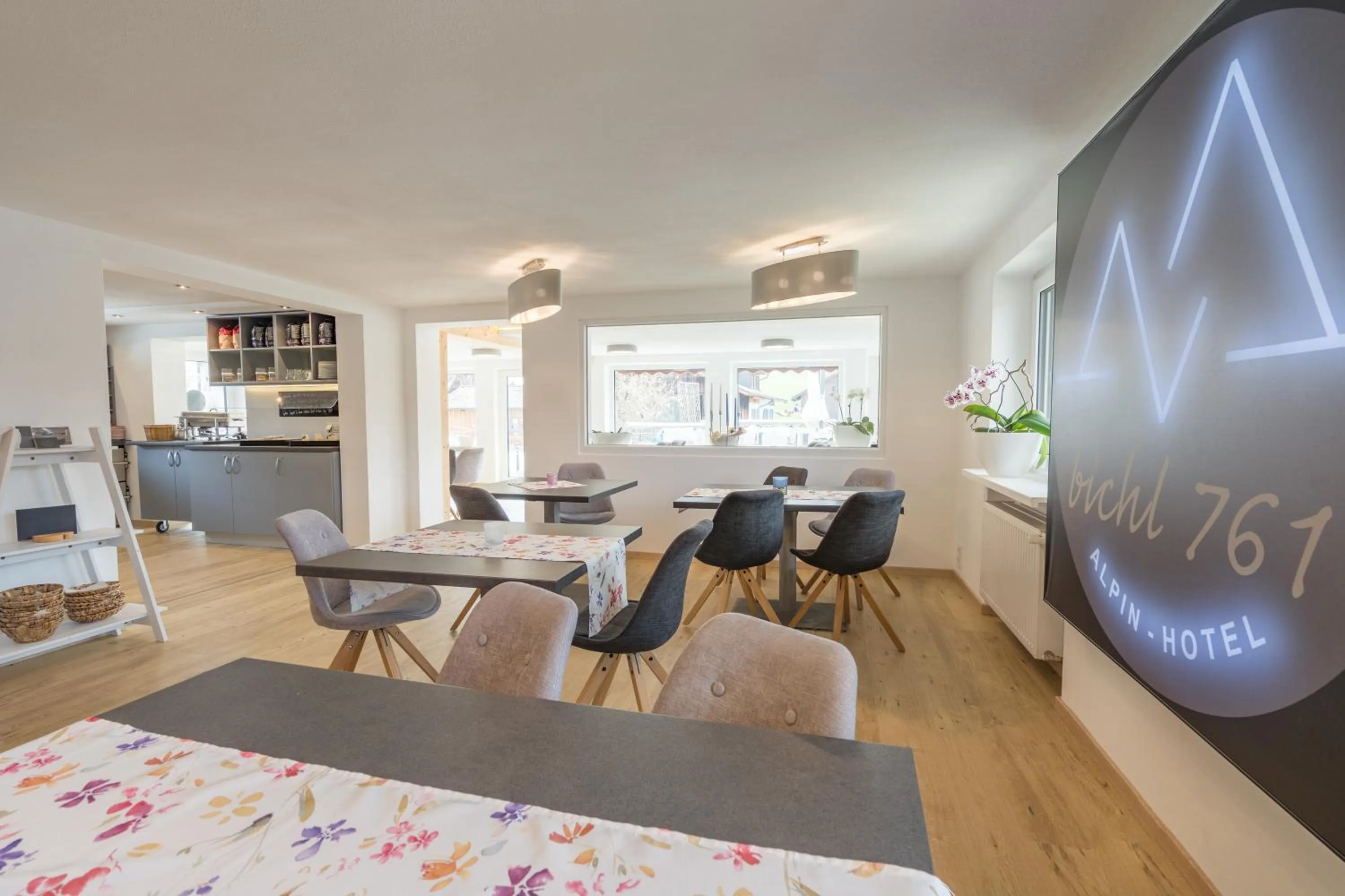 Communal lounge/ TV room in bichl 761