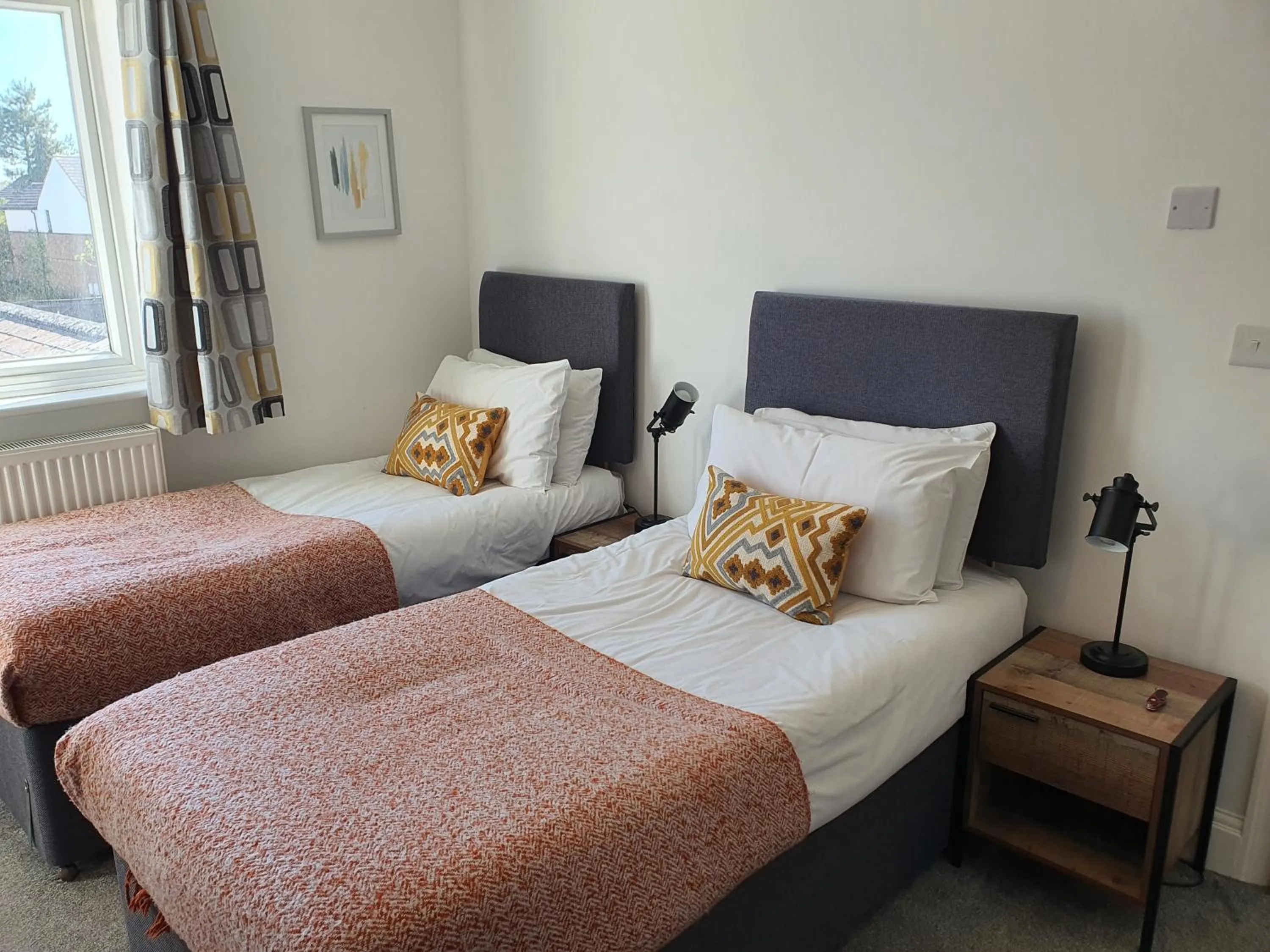 Bed in North Cambridge Guesthouse by Payman Club