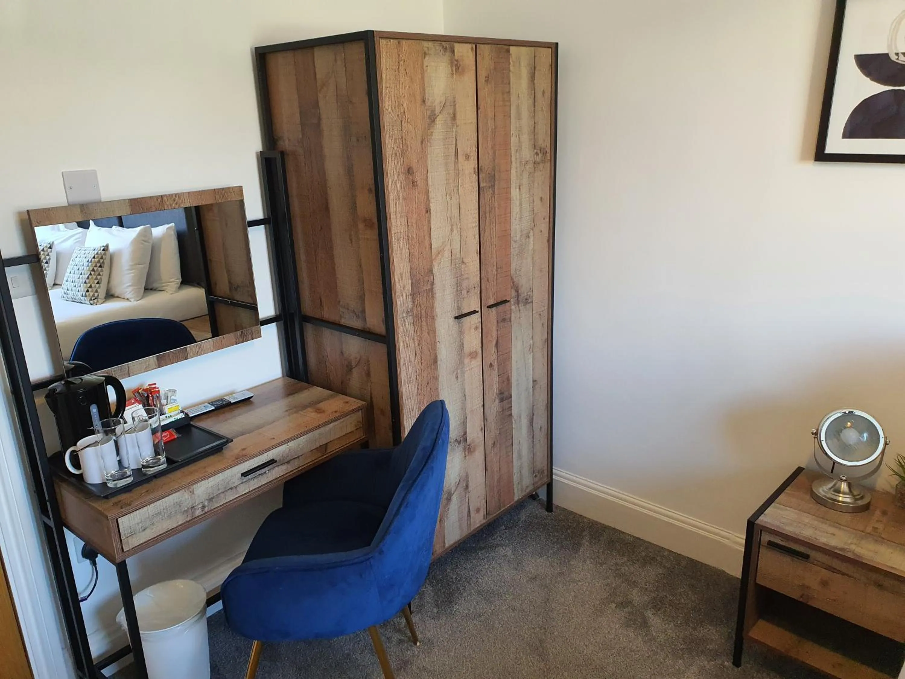 Seating area in North Cambridge Guesthouse by Payman Club