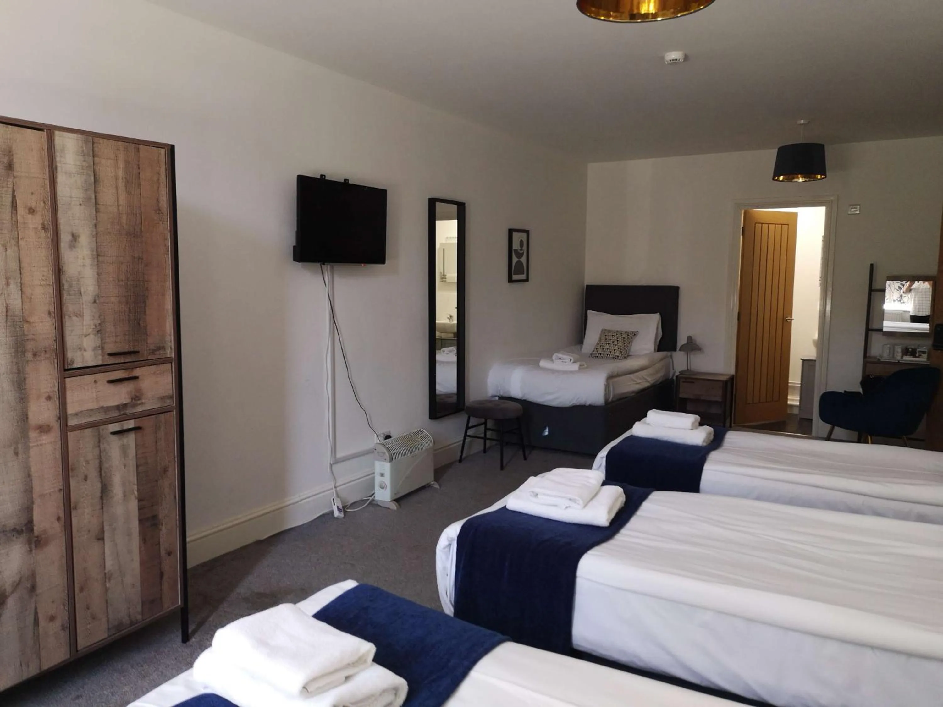 Bed in North Cambridge Guesthouse by Payman Club