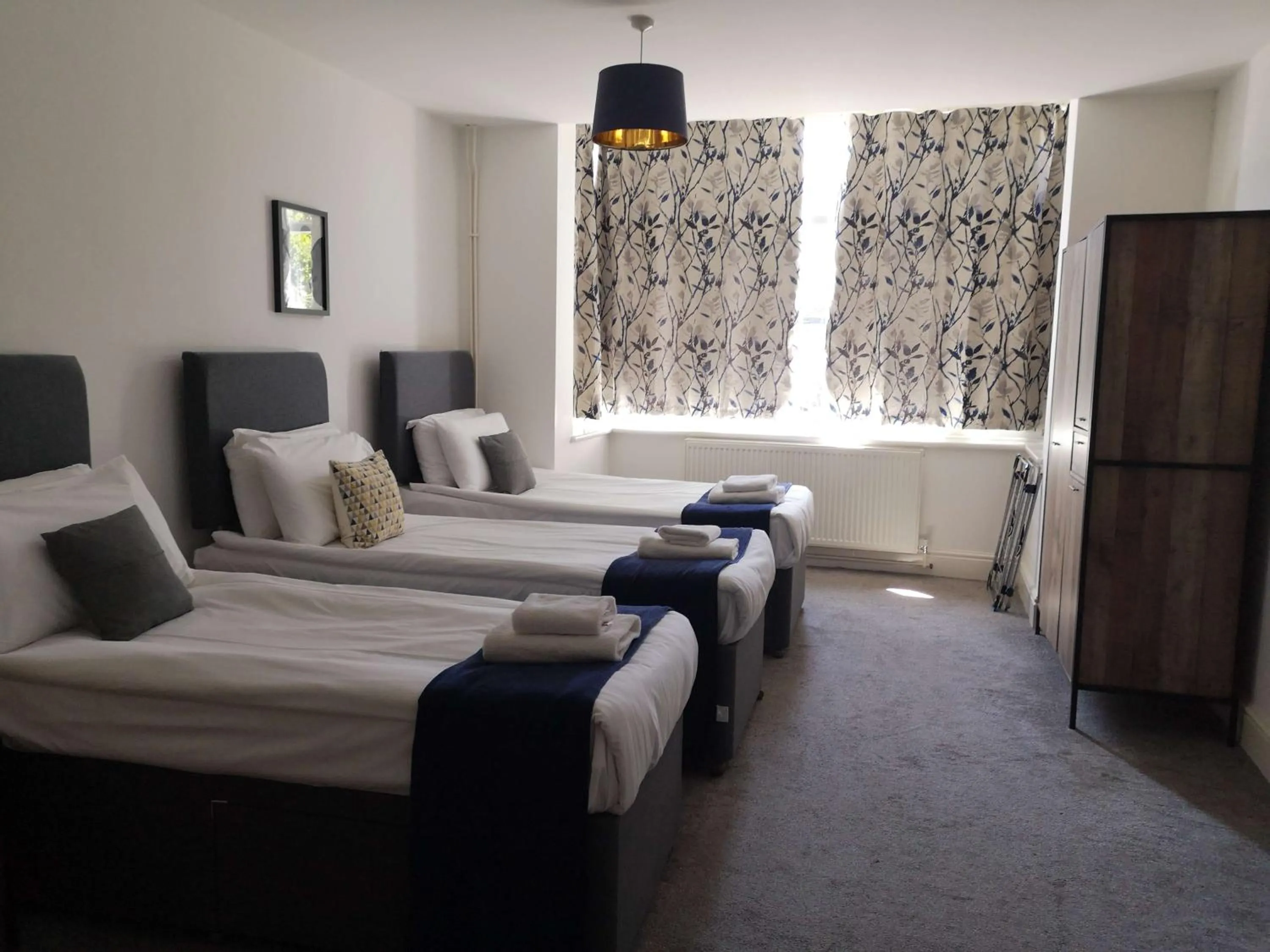 Bed in North Cambridge Guesthouse by Payman Club