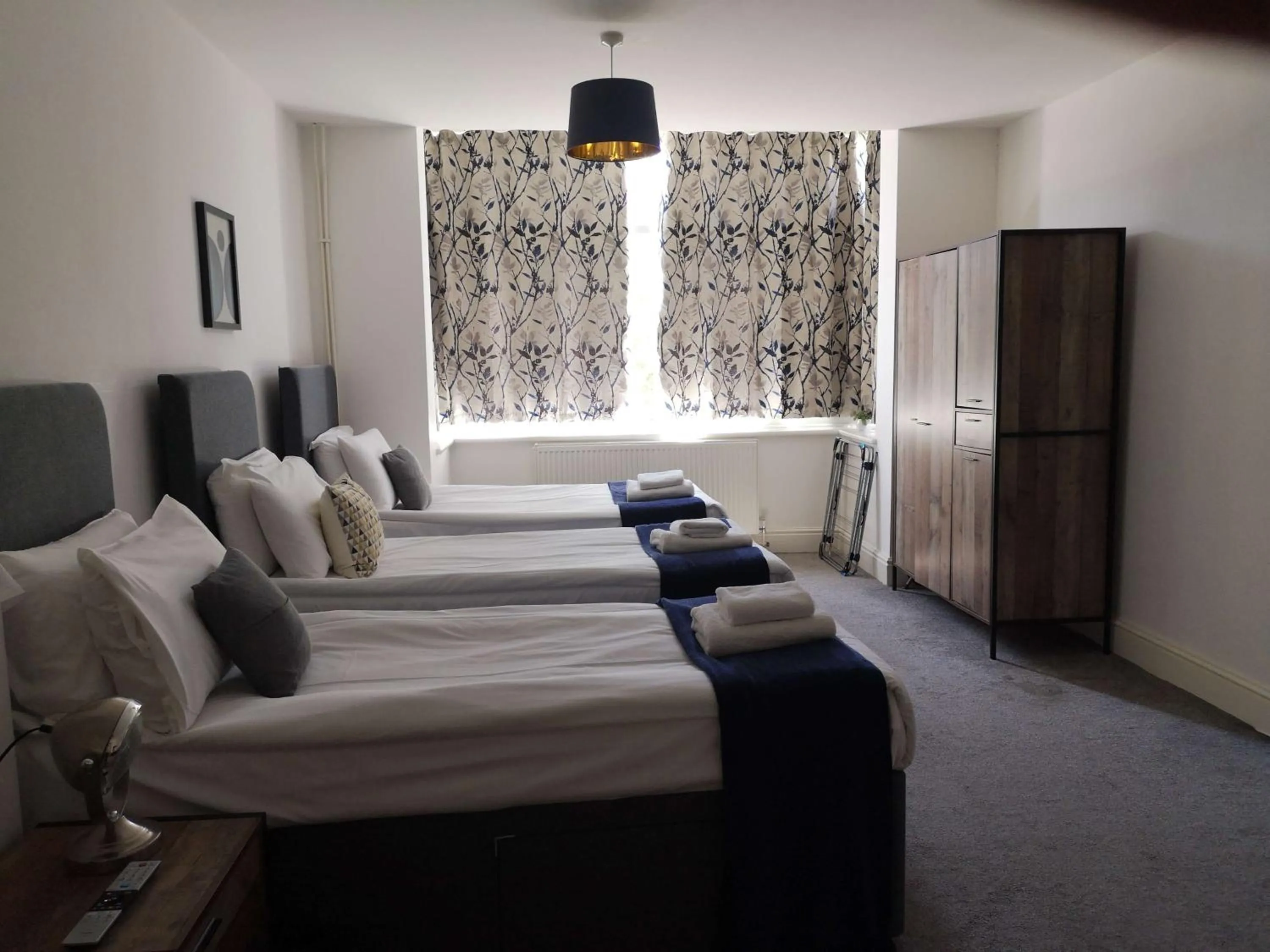 Bed in North Cambridge Guesthouse by Payman Club