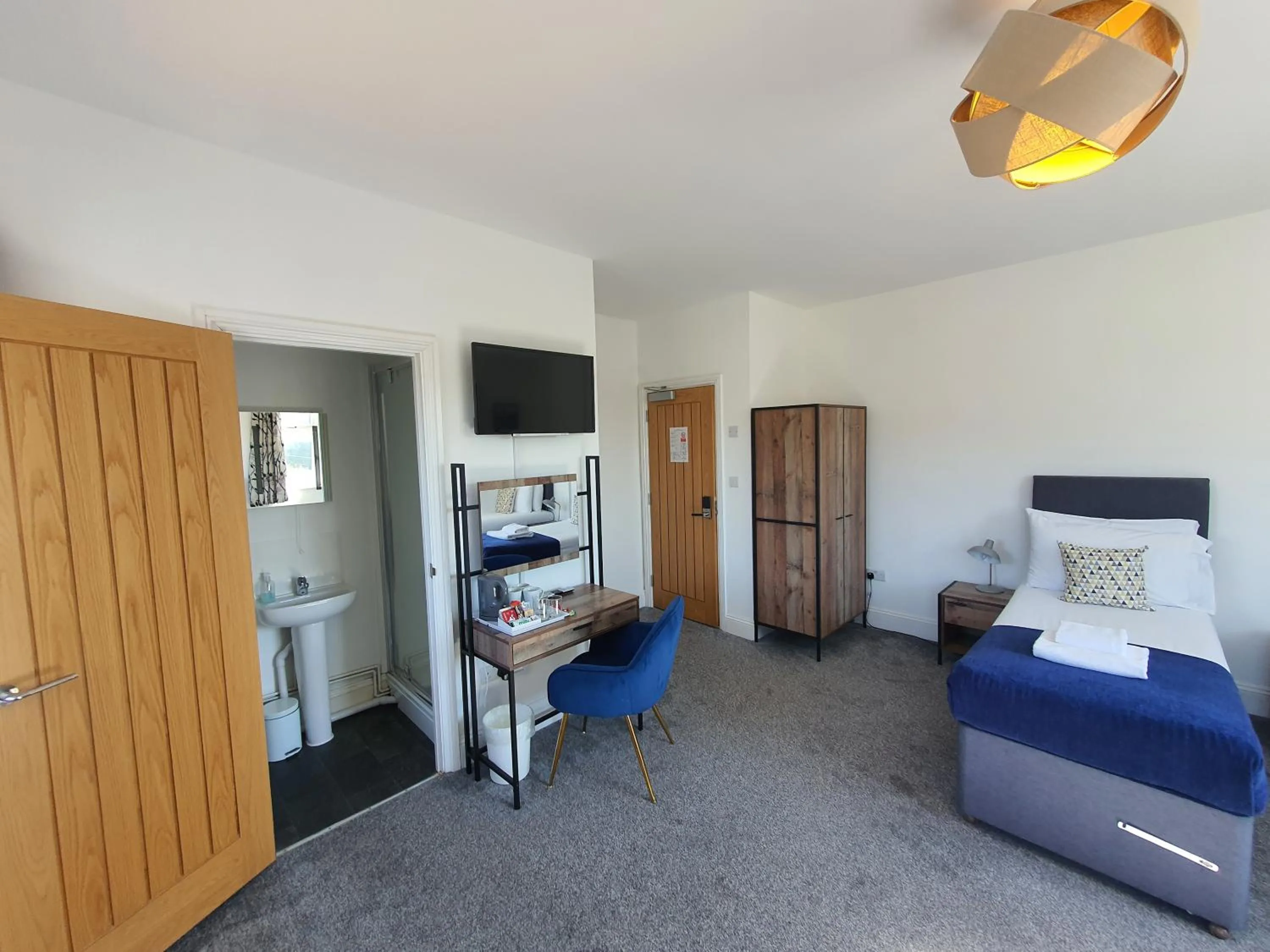 Photo of the whole room in North Cambridge Guesthouse by Payman Club