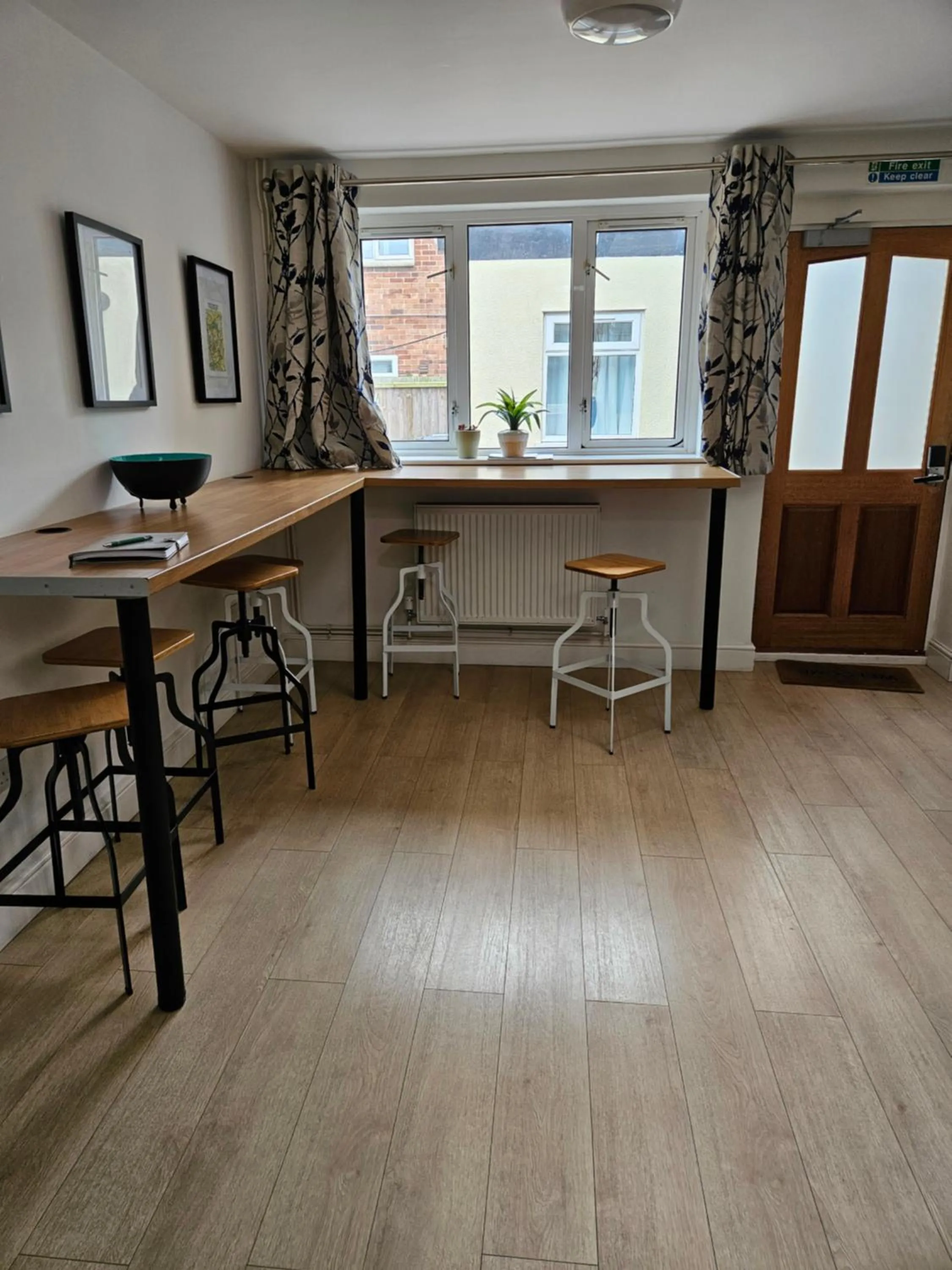 Communal kitchen in North Cambridge Guesthouse by Payman Club