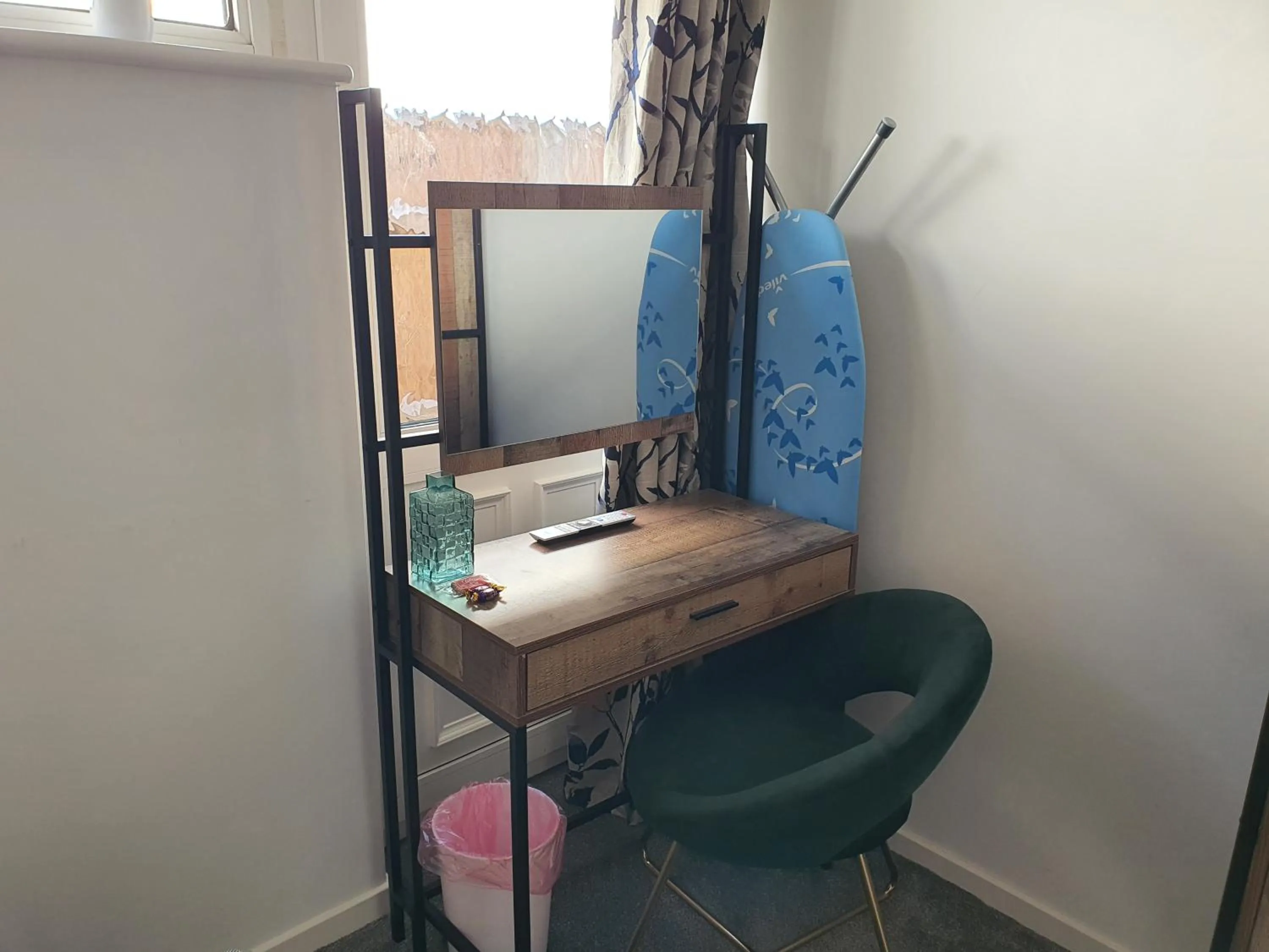 Photo of the whole room in North Cambridge Guesthouse by Payman Club