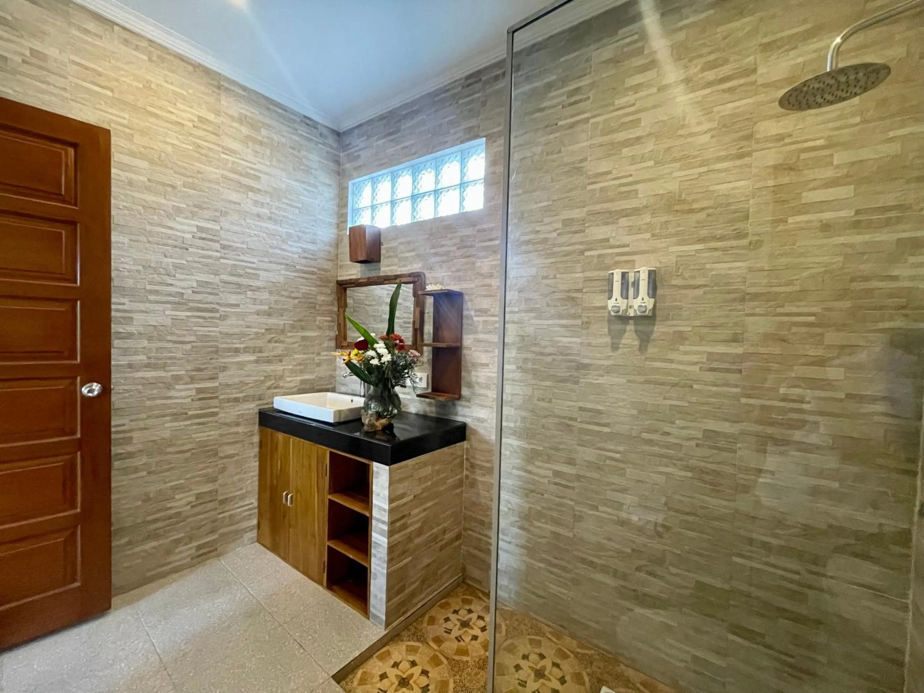 Shower in Sari Murni