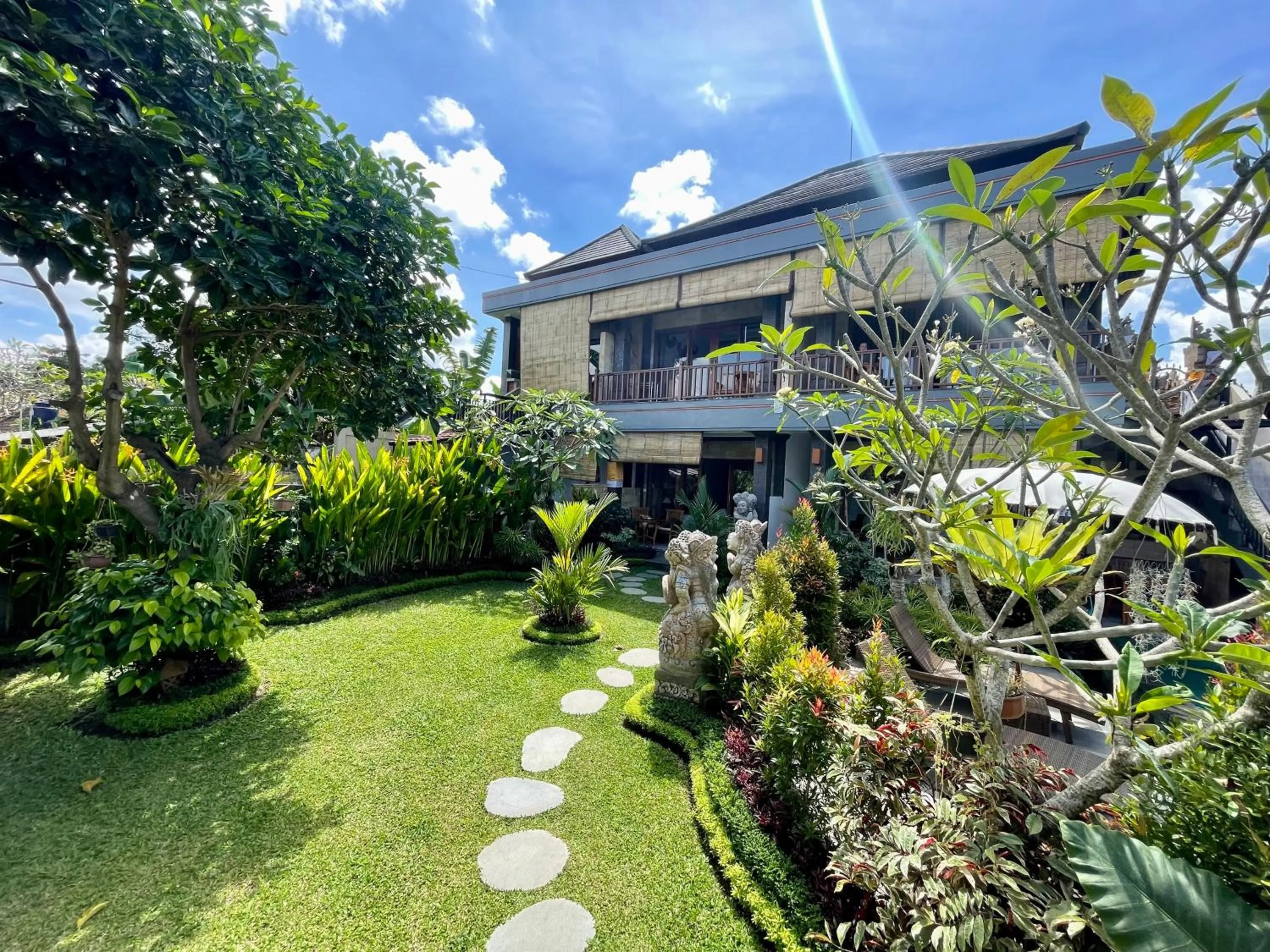 Property building in Sari Murni