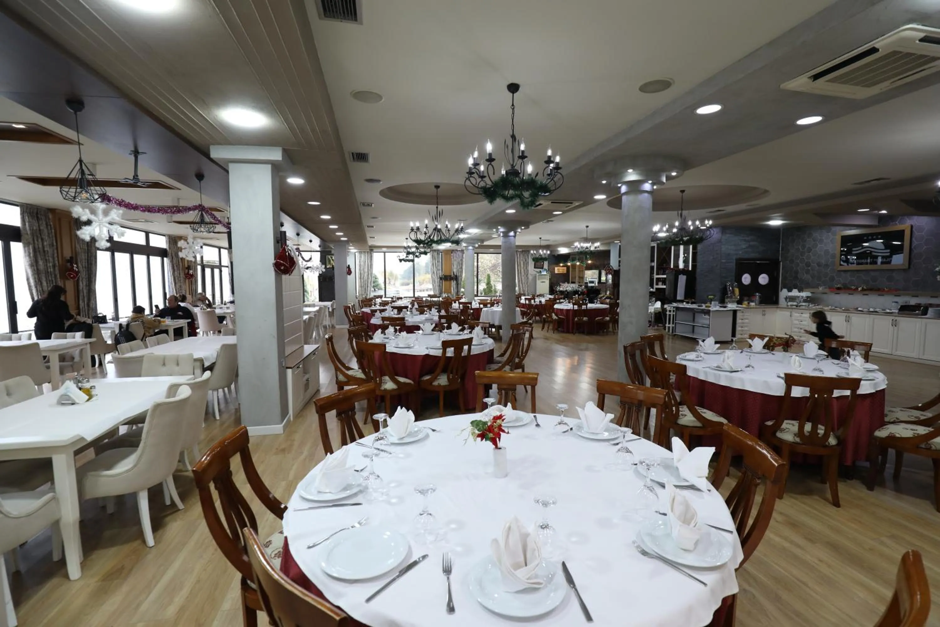 Restaurant/places to eat in Hotel 1 Maji