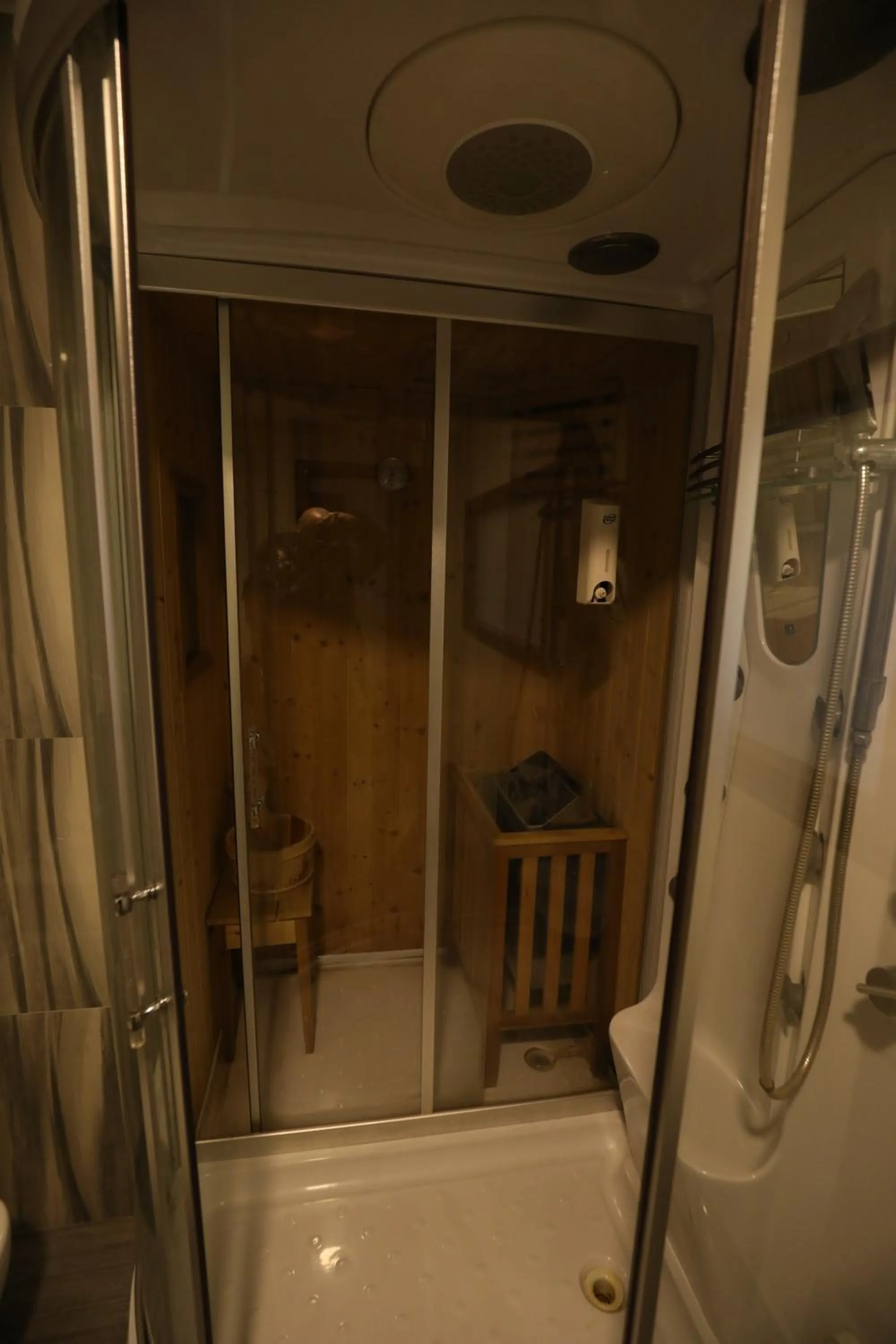 Shower in Hotel 1 Maji