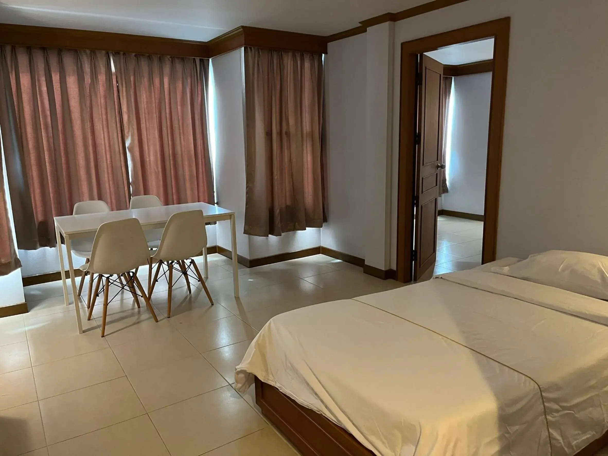 Deluxe Family Room in Naraigrand Hotel (โรงแรมนารายณ์แกรนด์) Deluxe Family Room in Naraigrand Hotel (โรงแรมนารายณ์แกรนด์)