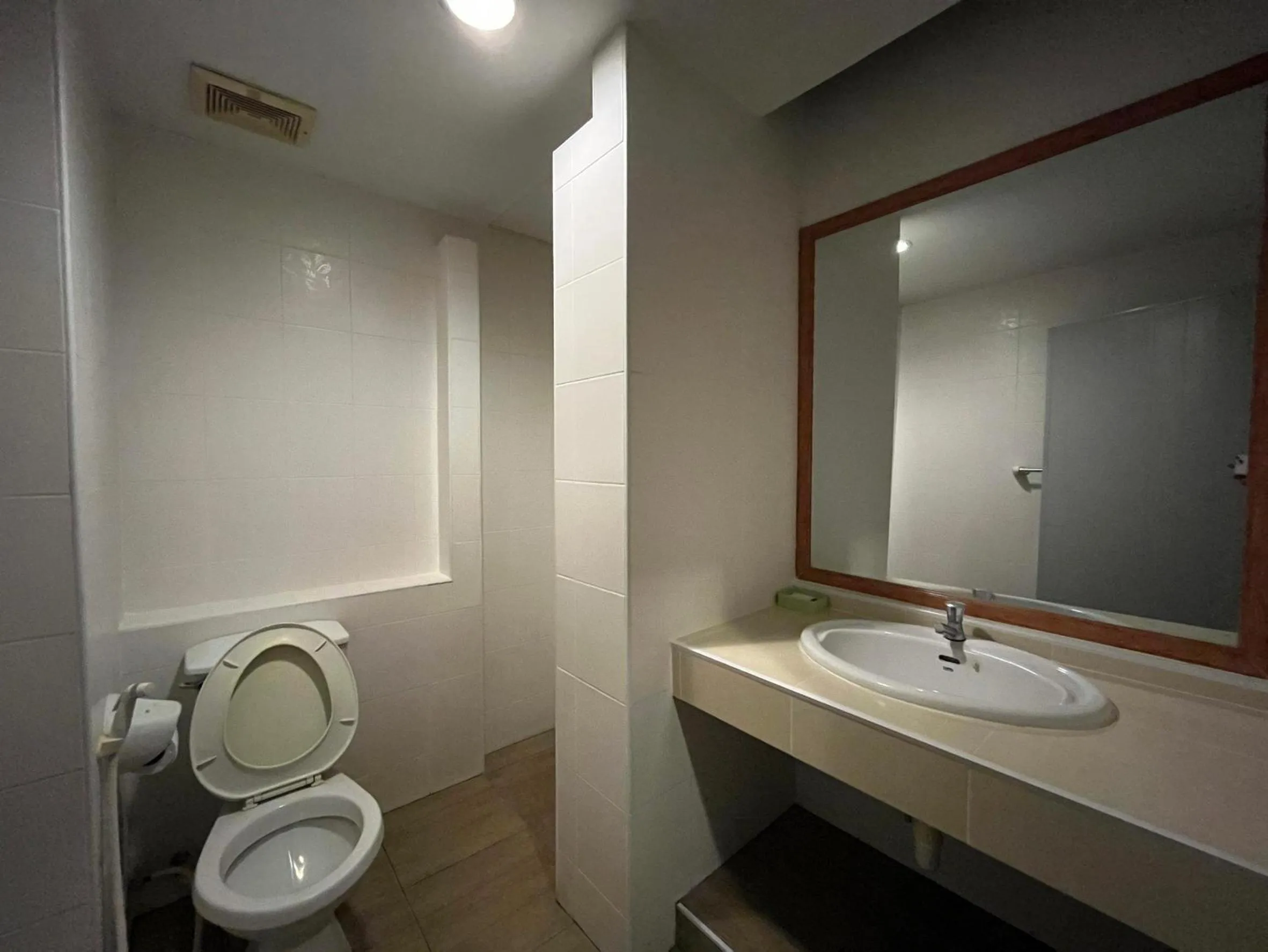 Bathroom in Naraigrand Hotel (โรงแรมนารายณ์แกรนด์)