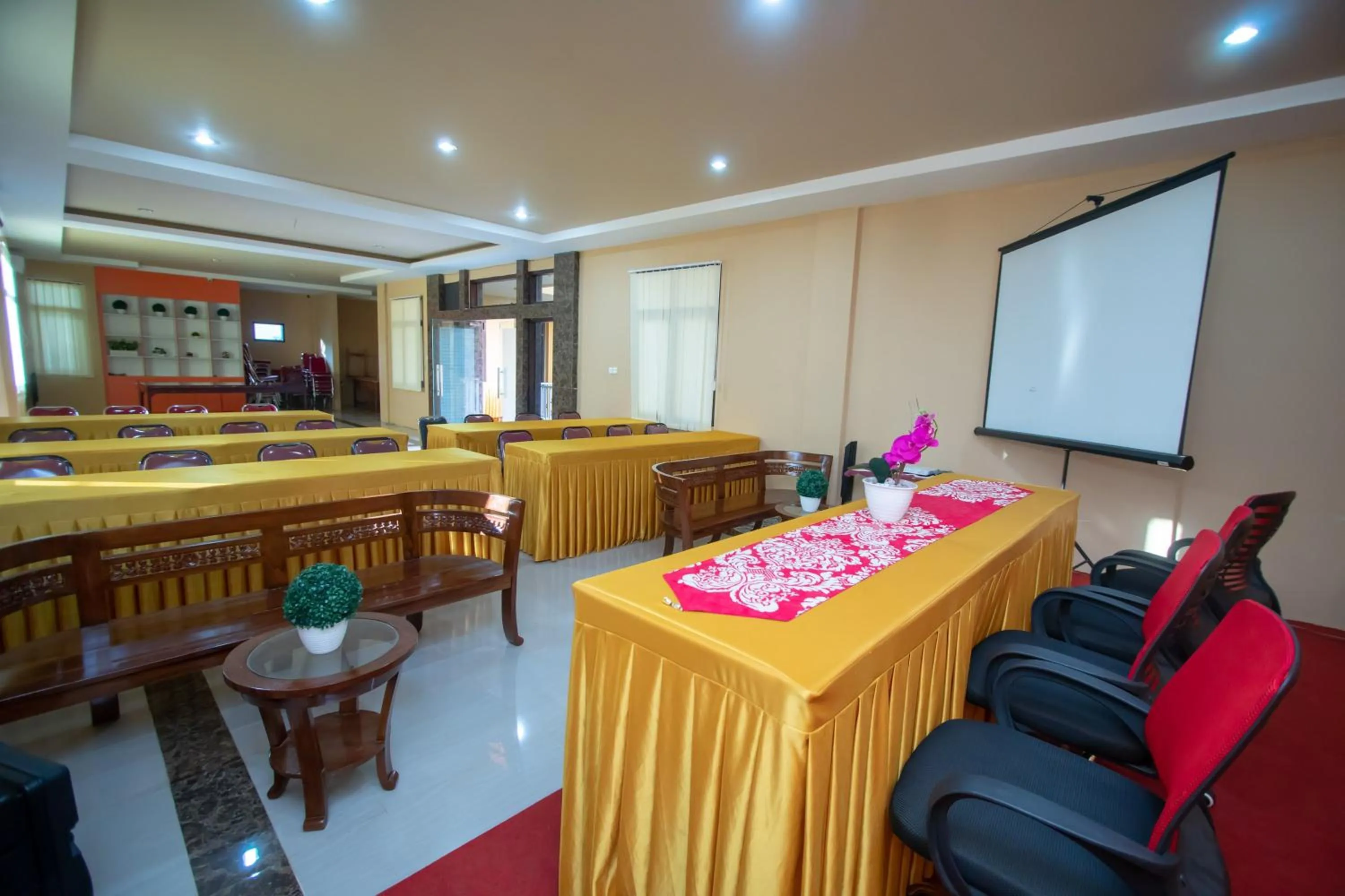 Meeting/conference room in RedDoorz Syariah @ Jalan Gajah Mada Meulaboh