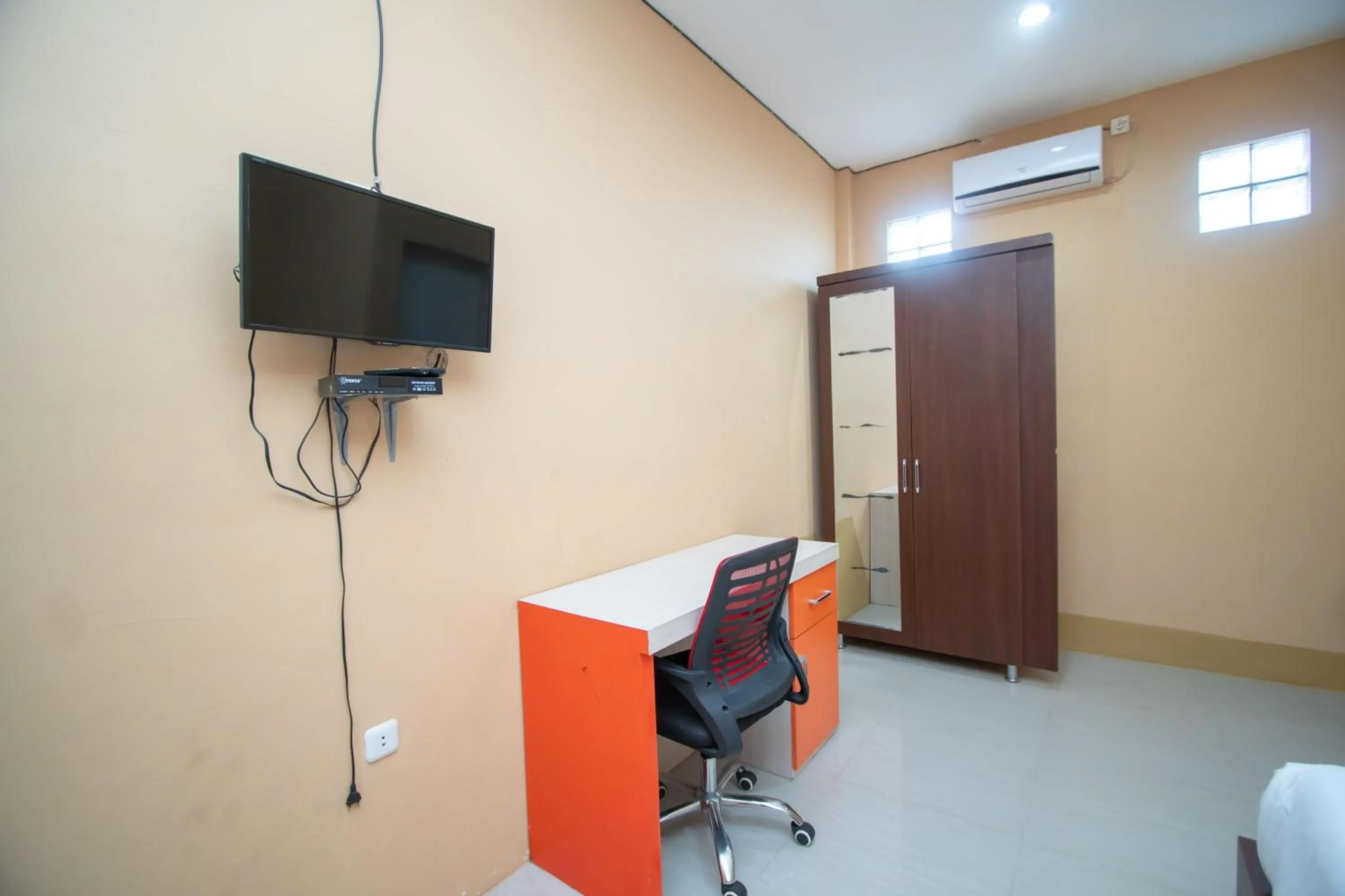 TV and multimedia in RedDoorz Syariah @ Jalan Gajah Mada Meulaboh