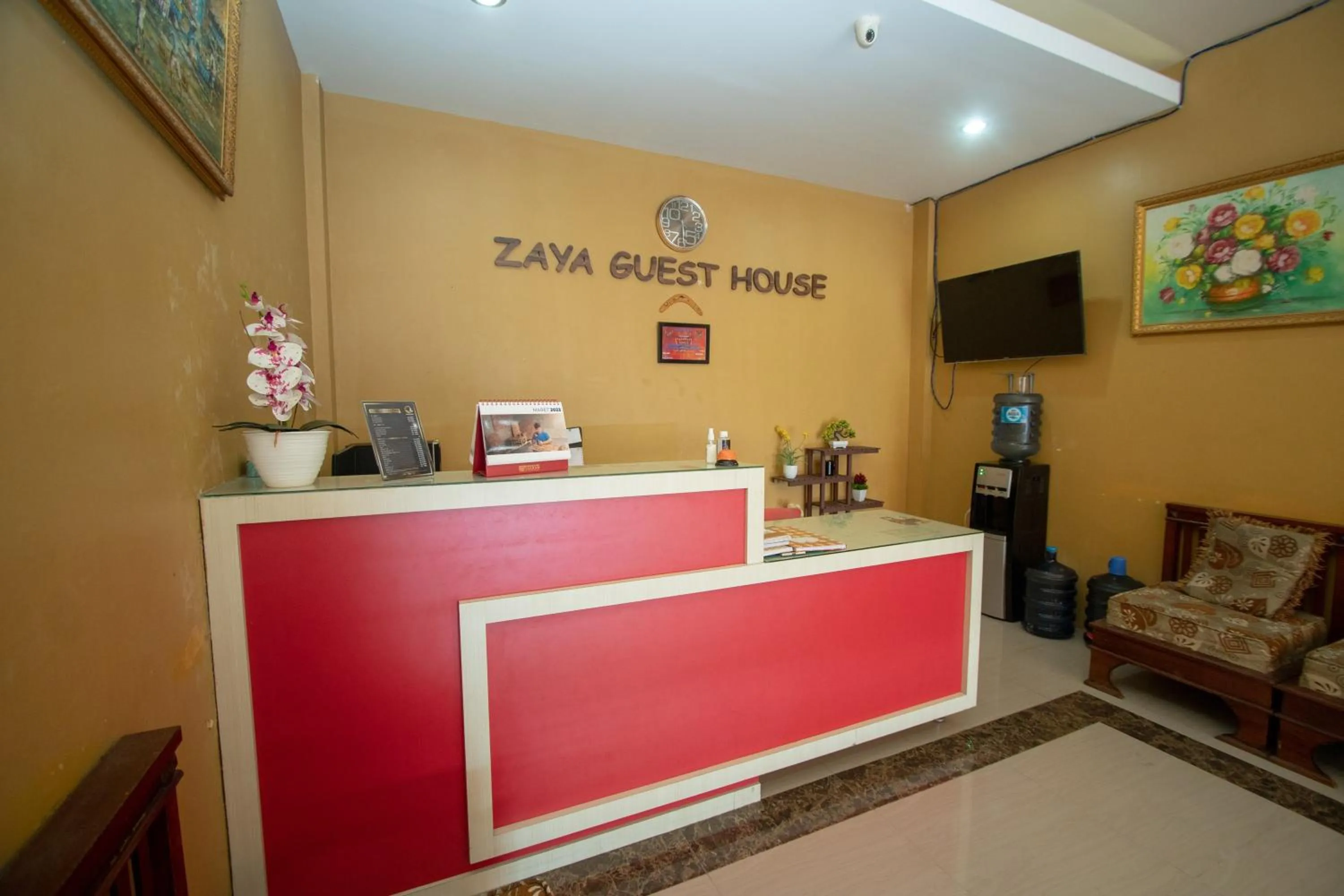 Lobby or reception in RedDoorz Syariah @ Jalan Gajah Mada Meulaboh