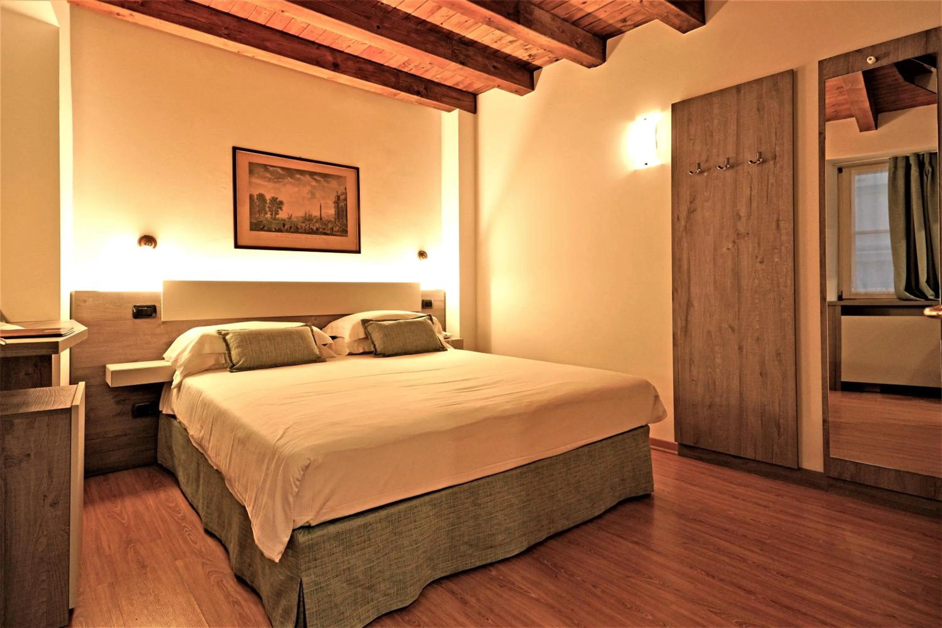 Photo of the whole room, Bed in Hotel James Joyce