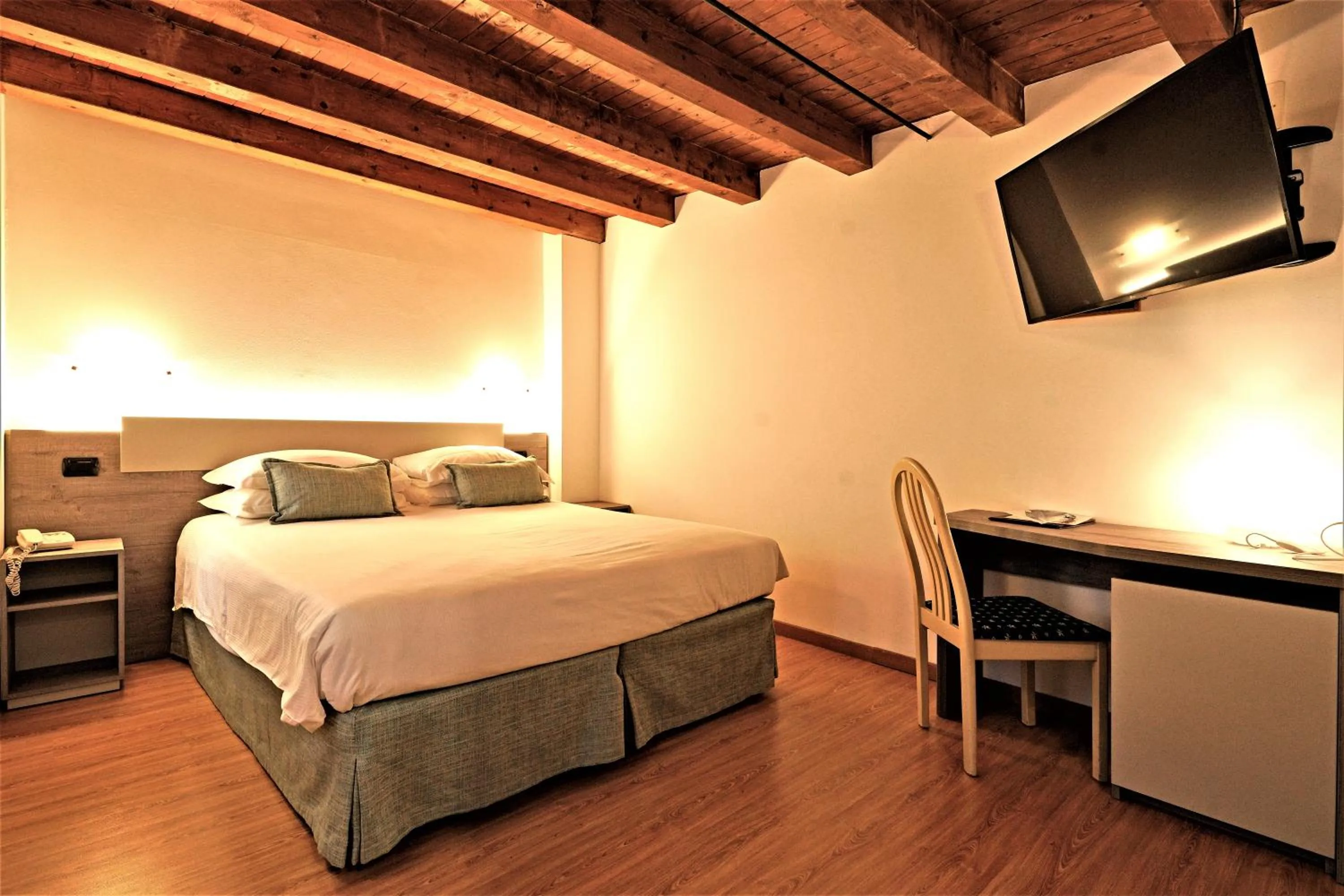 Photo of the whole room, Bed in Hotel James Joyce