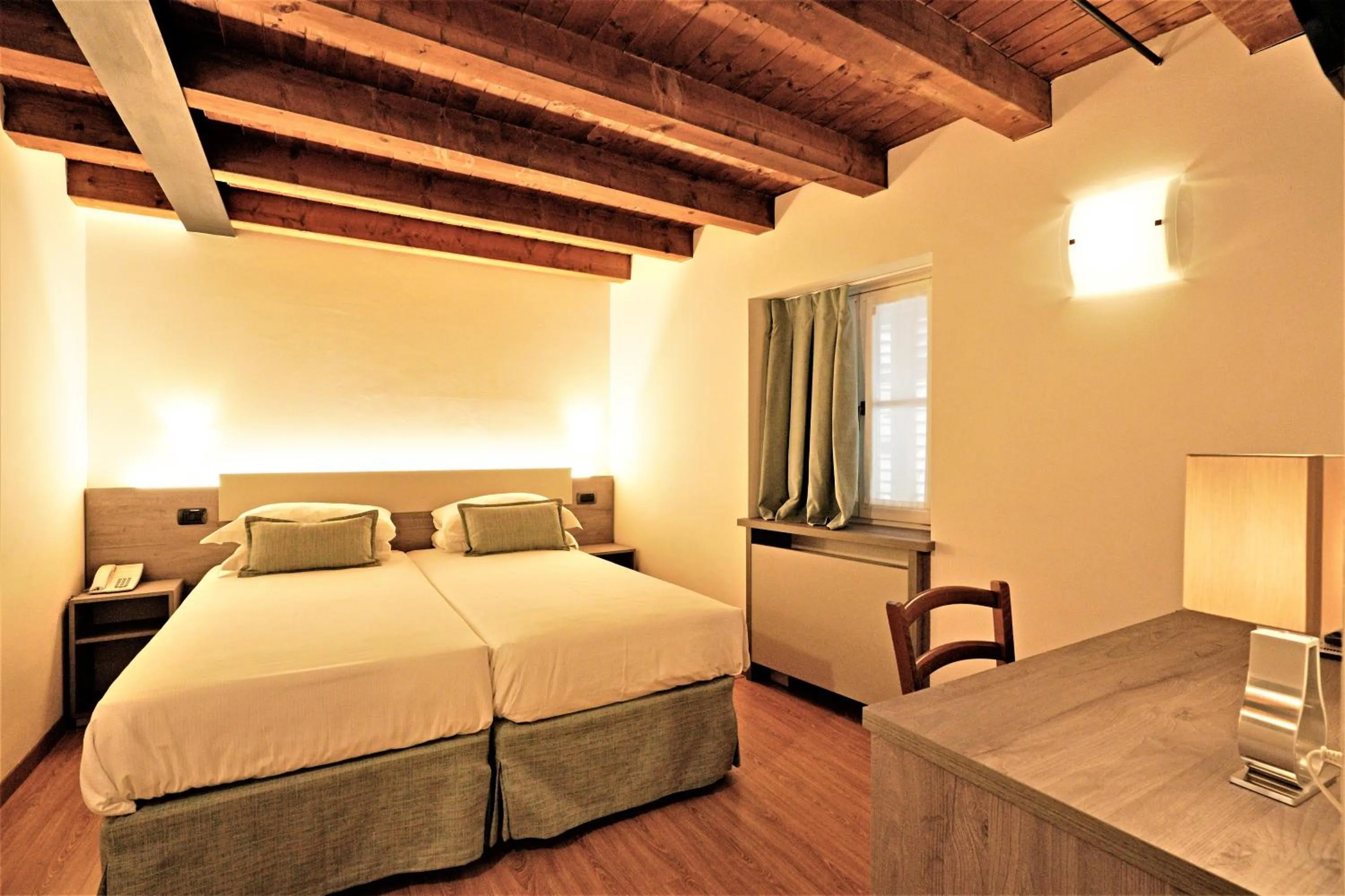 Photo of the whole room, Bed in Hotel James Joyce