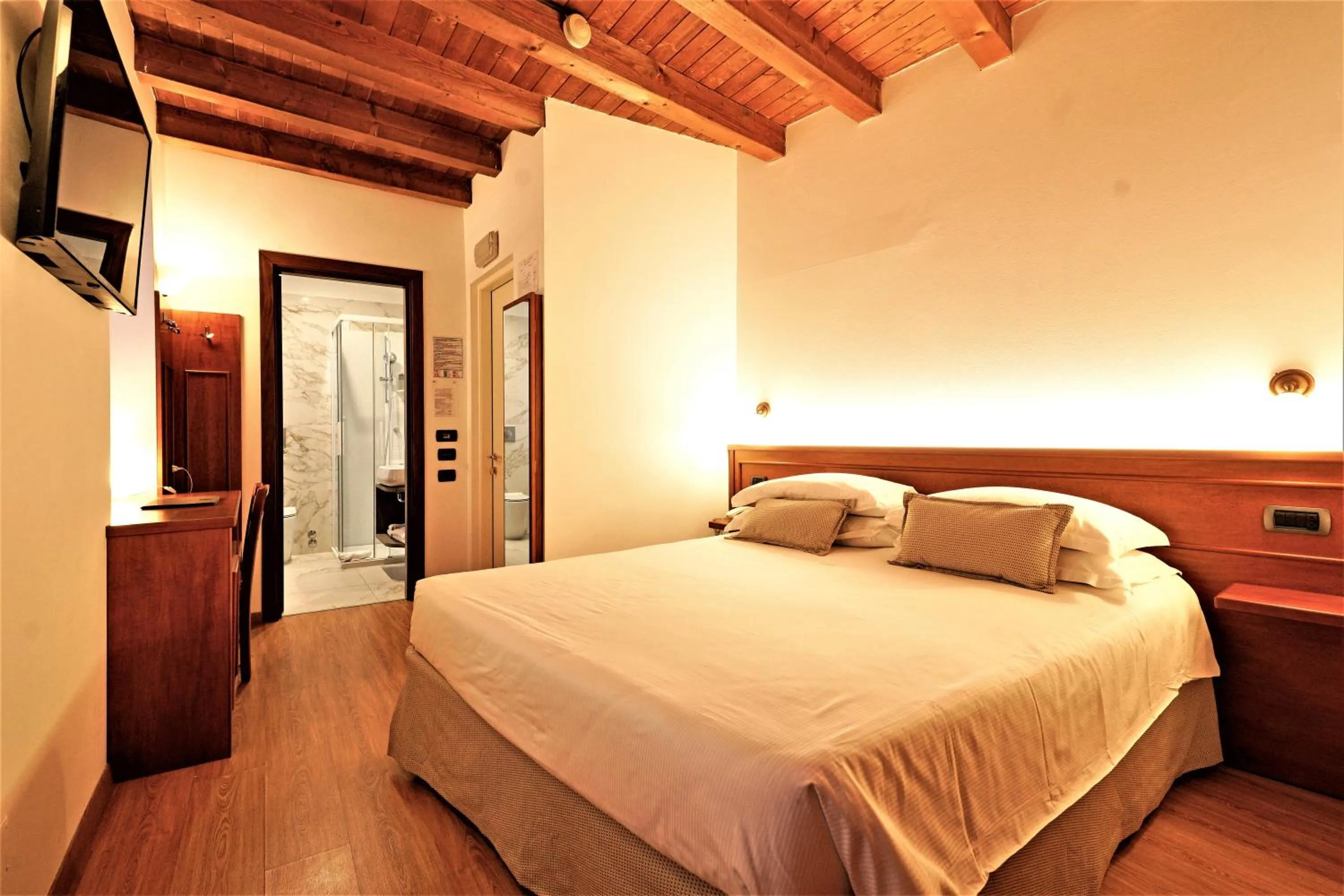 Photo of the whole room, Bed in Hotel James Joyce