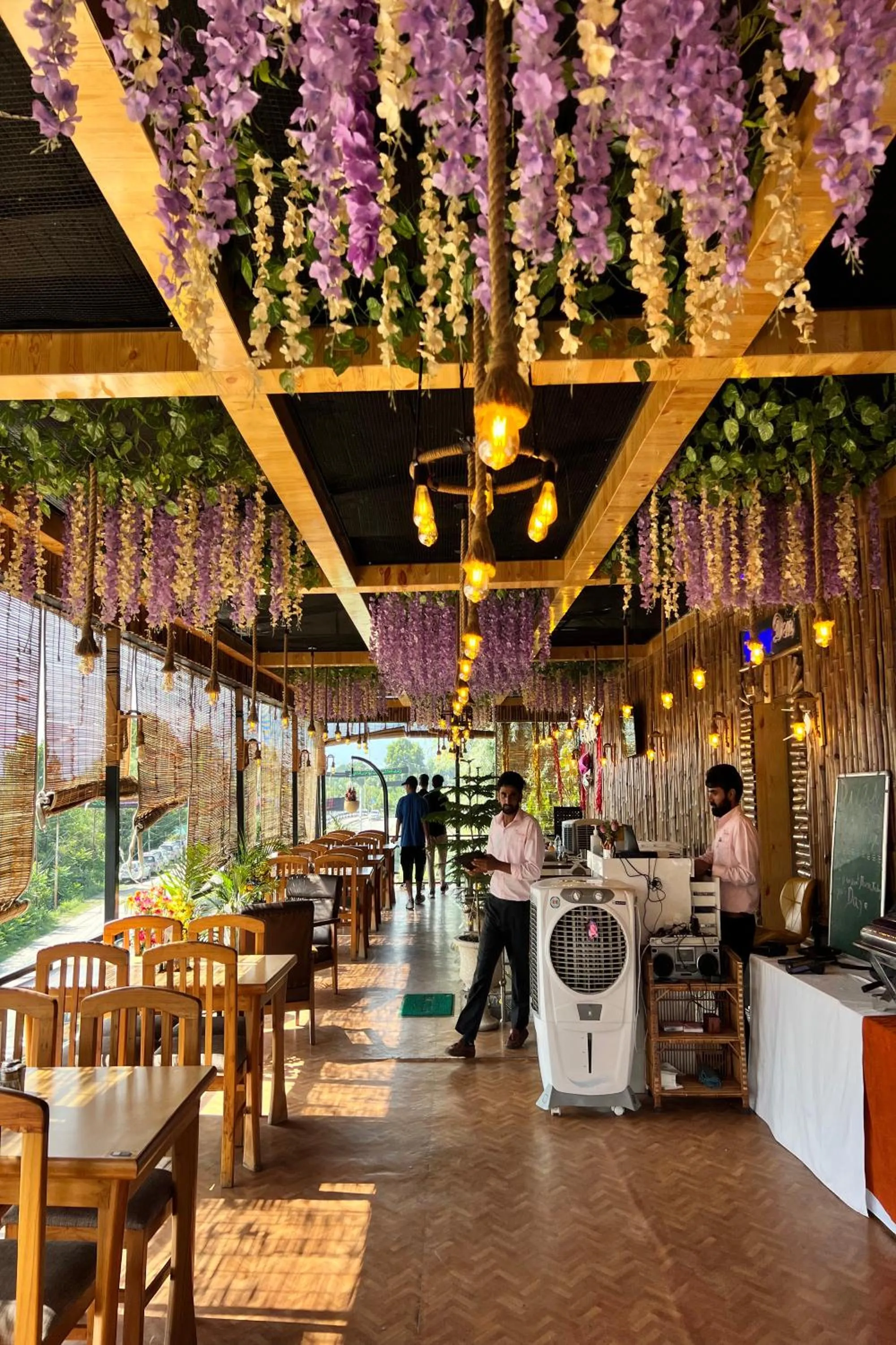 Restaurant/places to eat in Hotel Sultan Residency