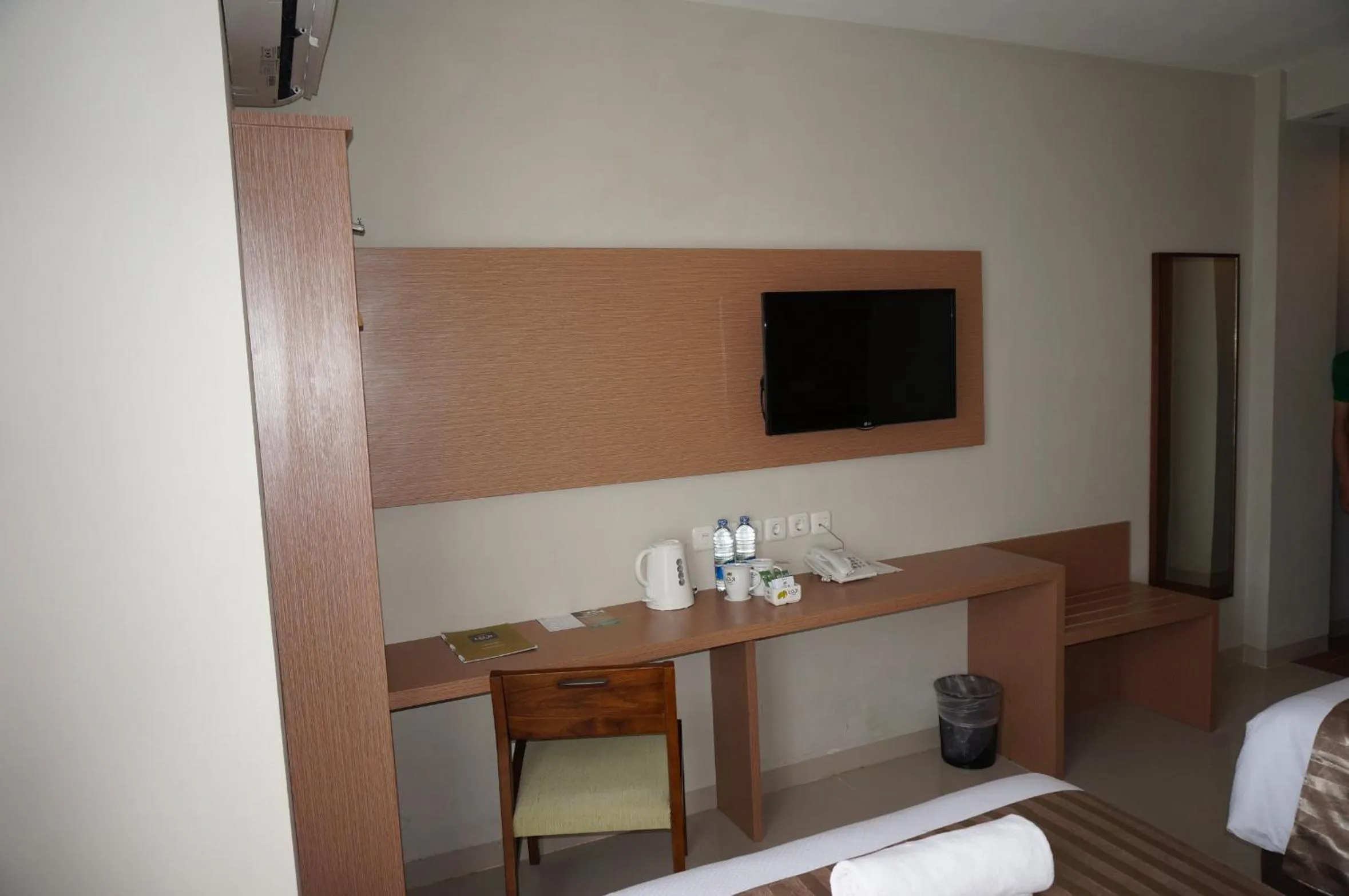 TV and multimedia, Bed in Loji Hotel