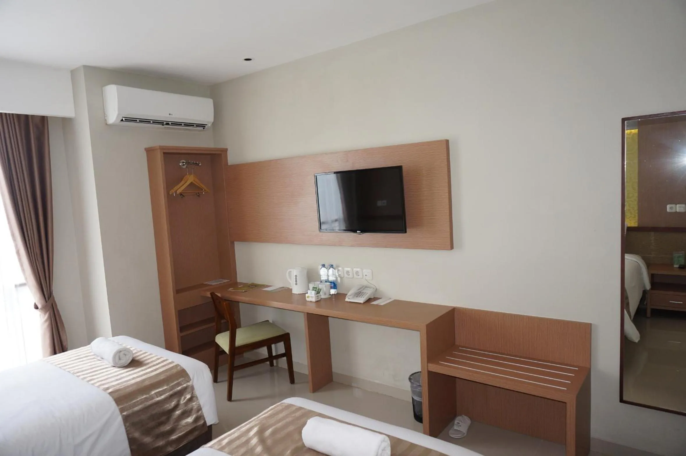 TV and multimedia, Bed in Loji Hotel