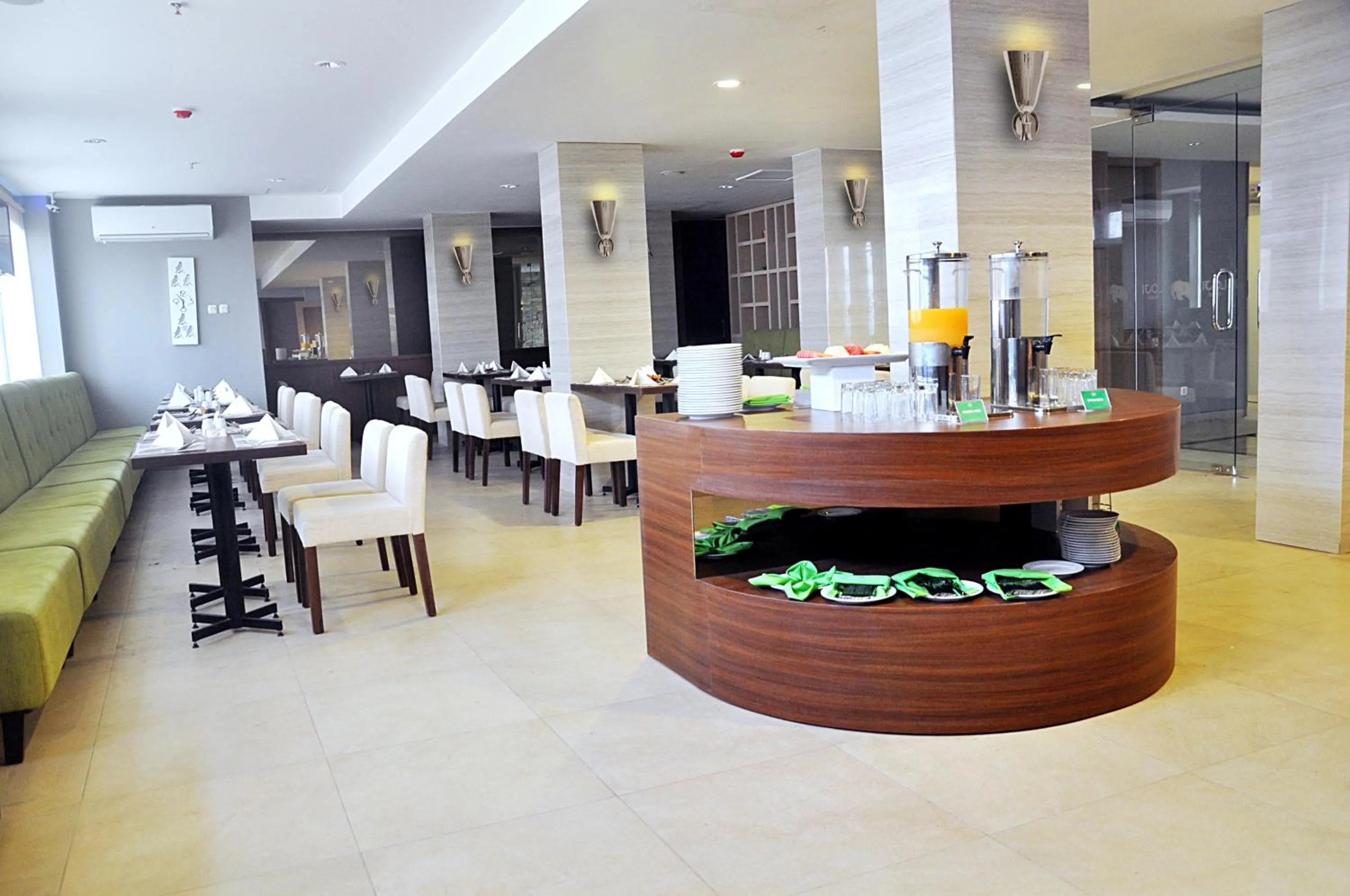 Restaurant/places to eat in Loji Hotel