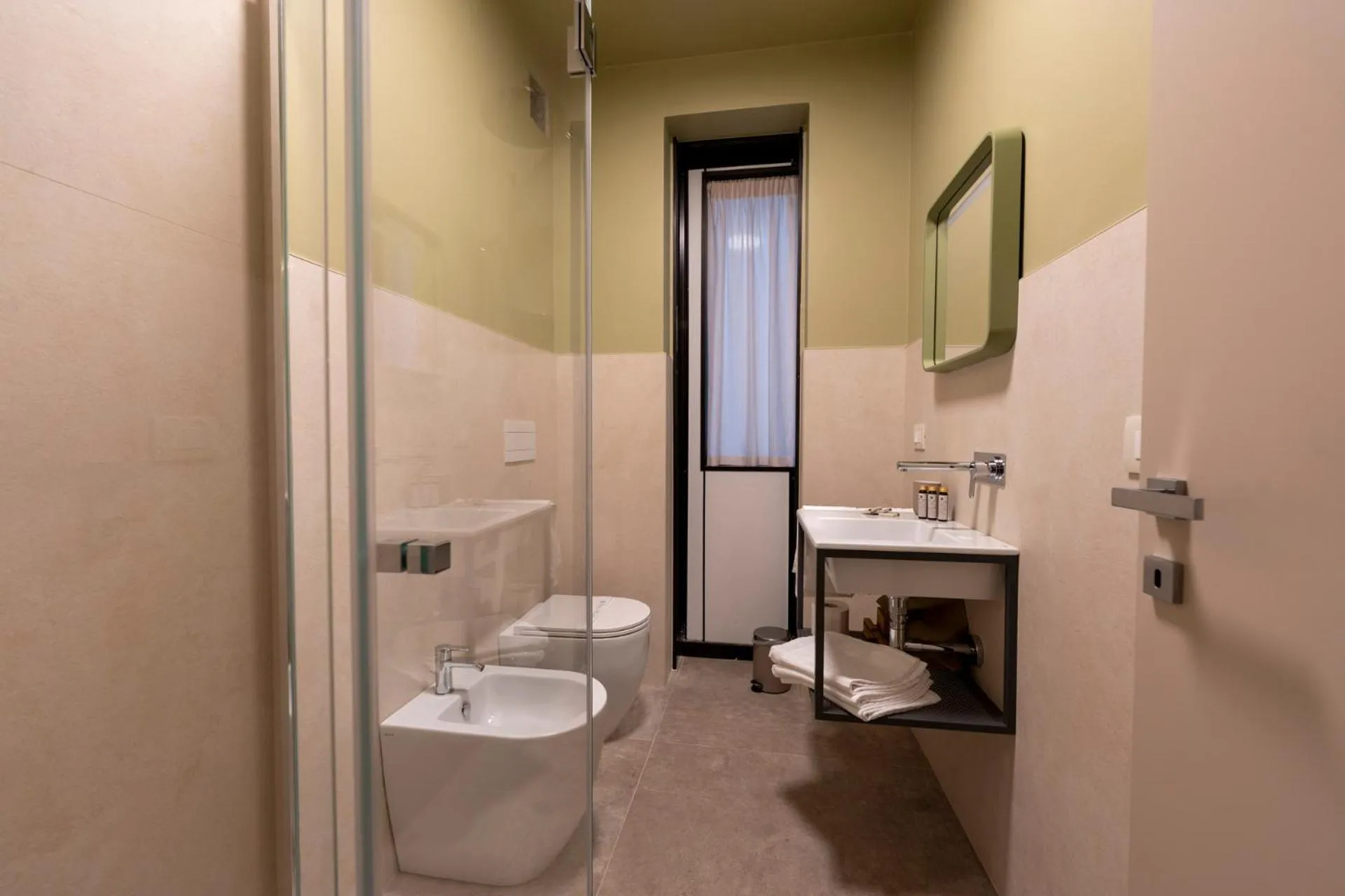 Shower in Cristal Palace Hotel