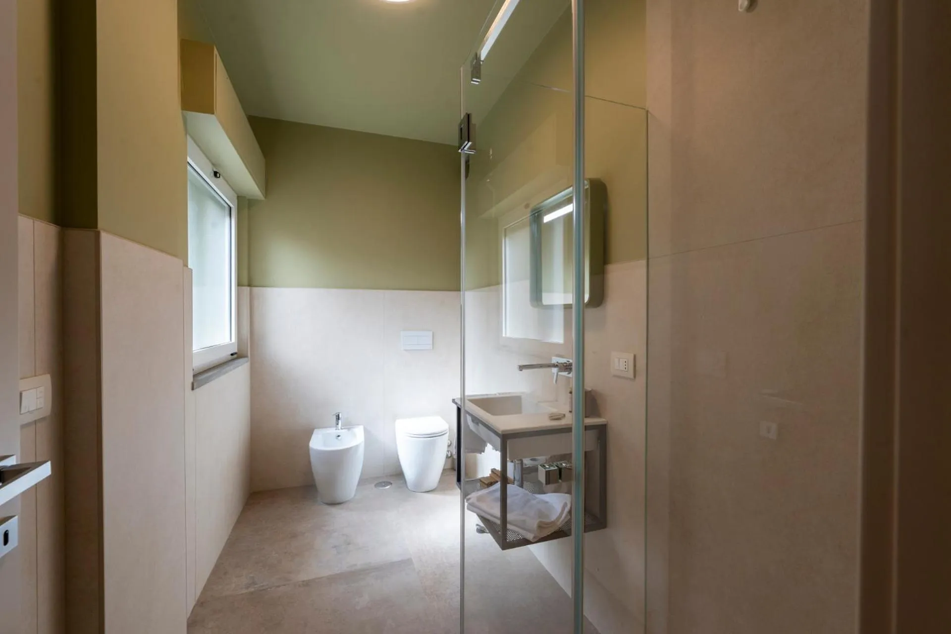 Shower in Cristal Palace Hotel