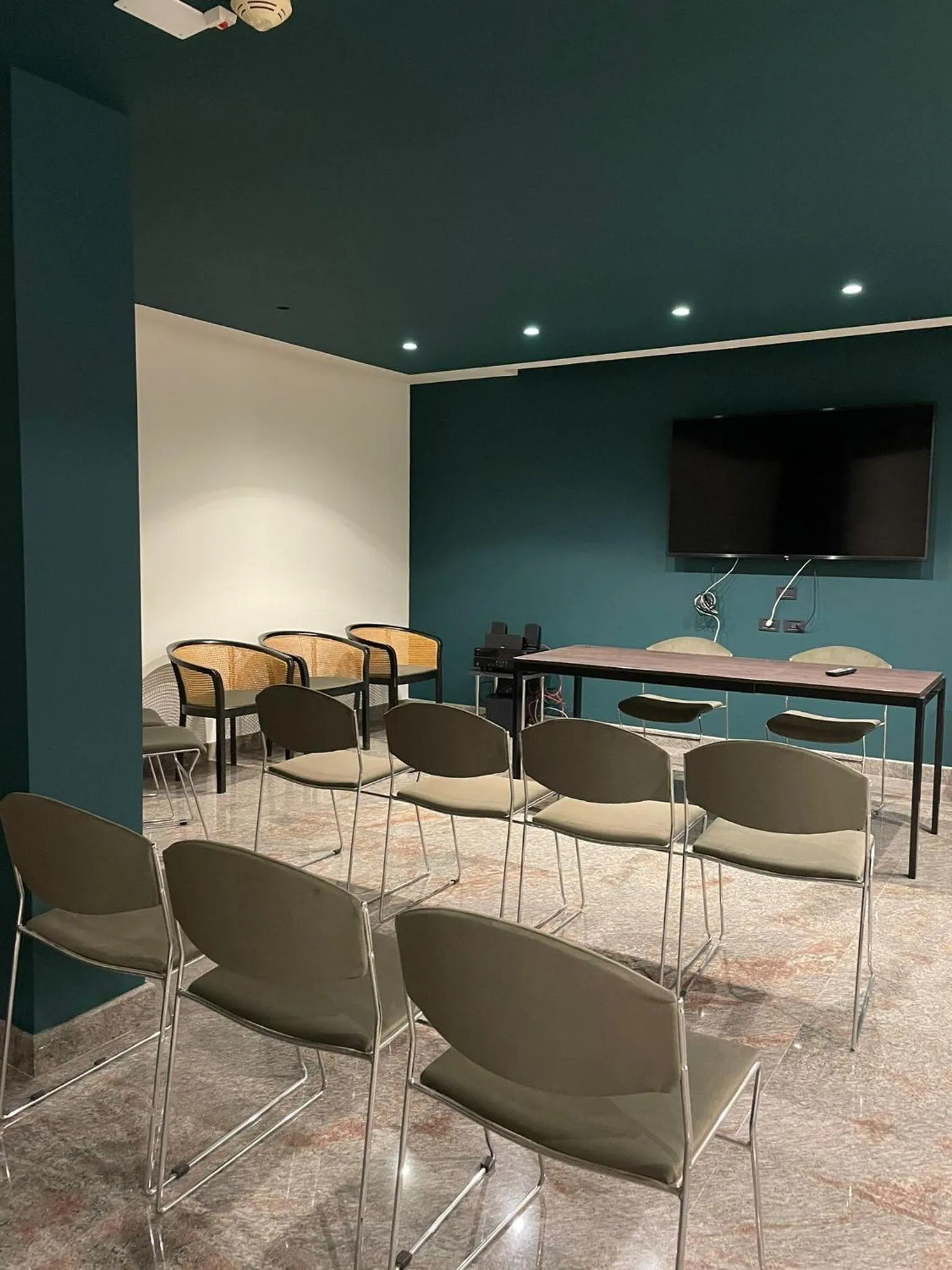 TV and multimedia in Cristal Palace Hotel