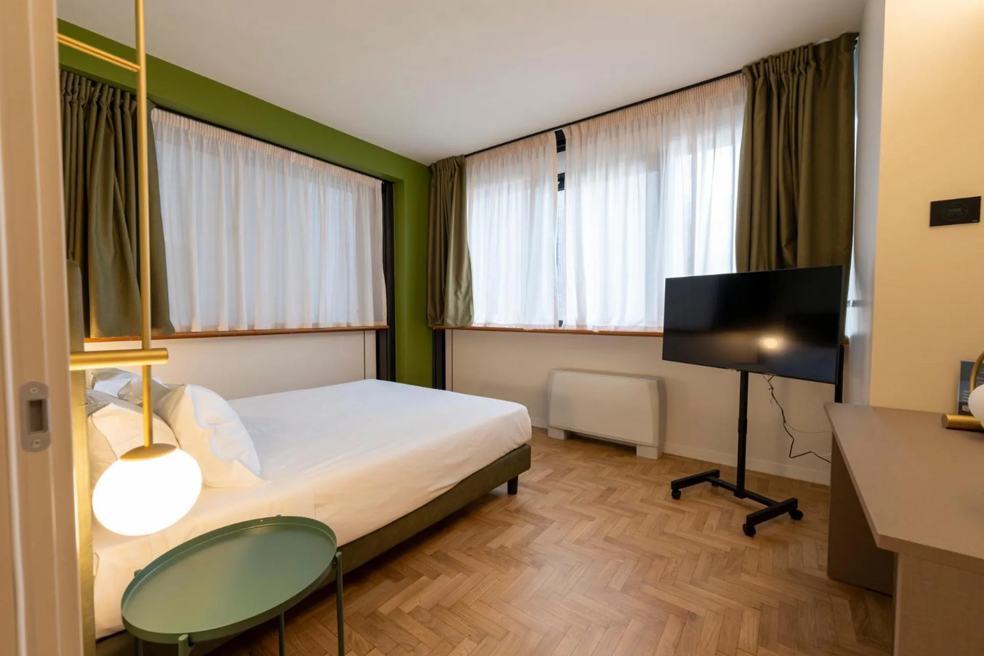 Photo of the whole room, Bed in Cristal Palace Hotel