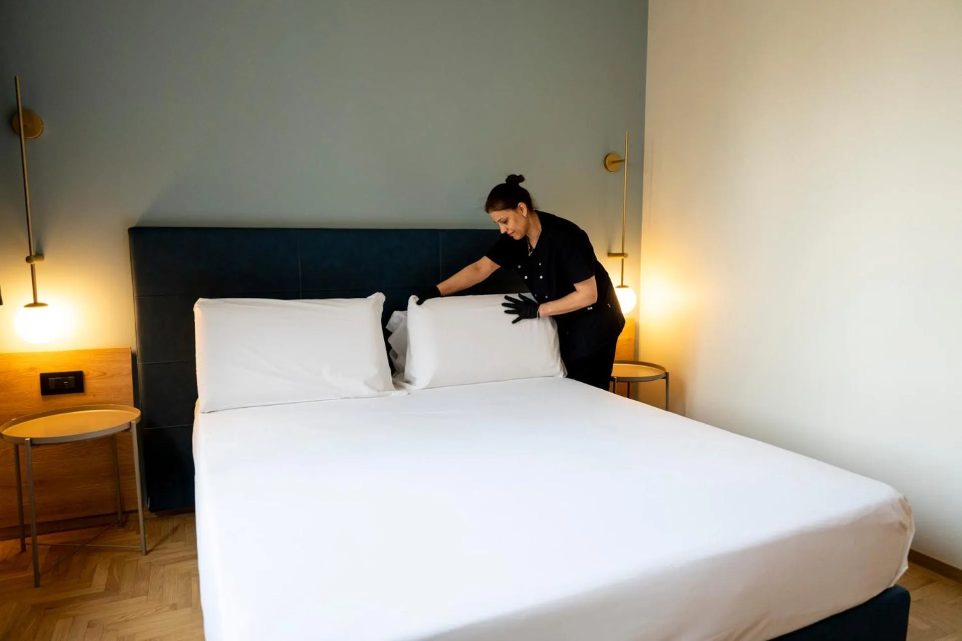 Staff, Bed in Cristal Palace Hotel