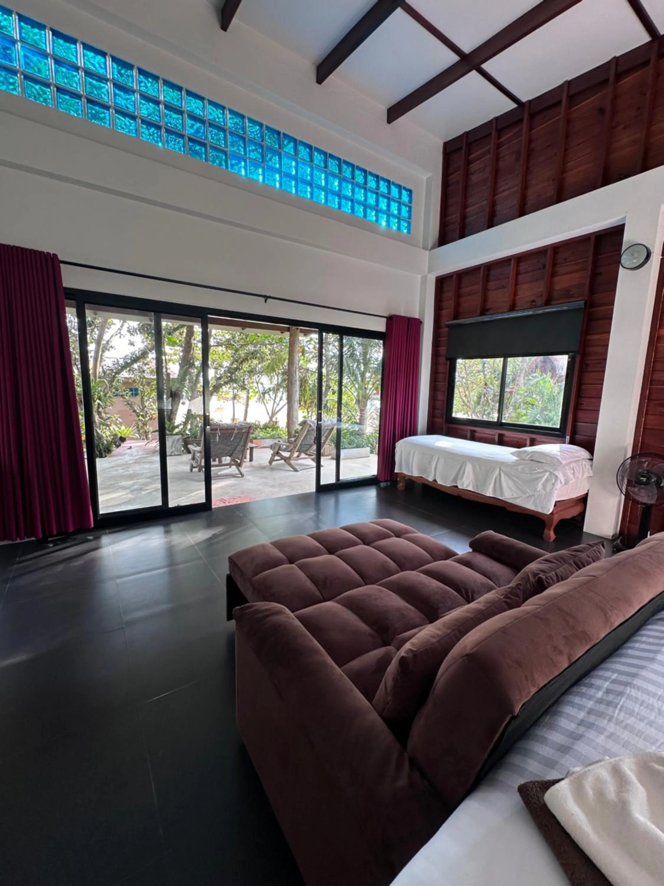 Seating area, Bed in Piman Pu