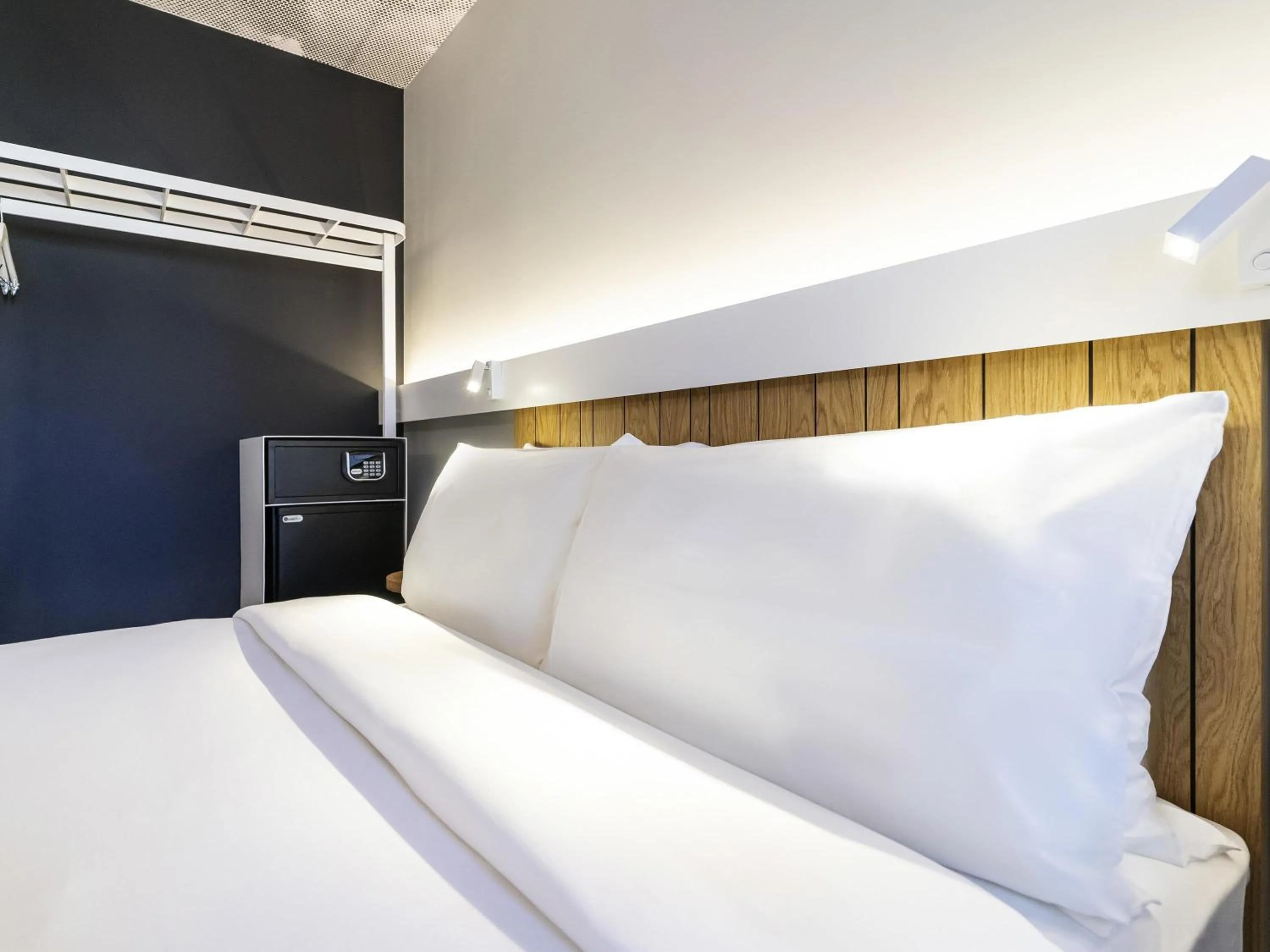 Bedroom, Bed in ibis Lviv Center