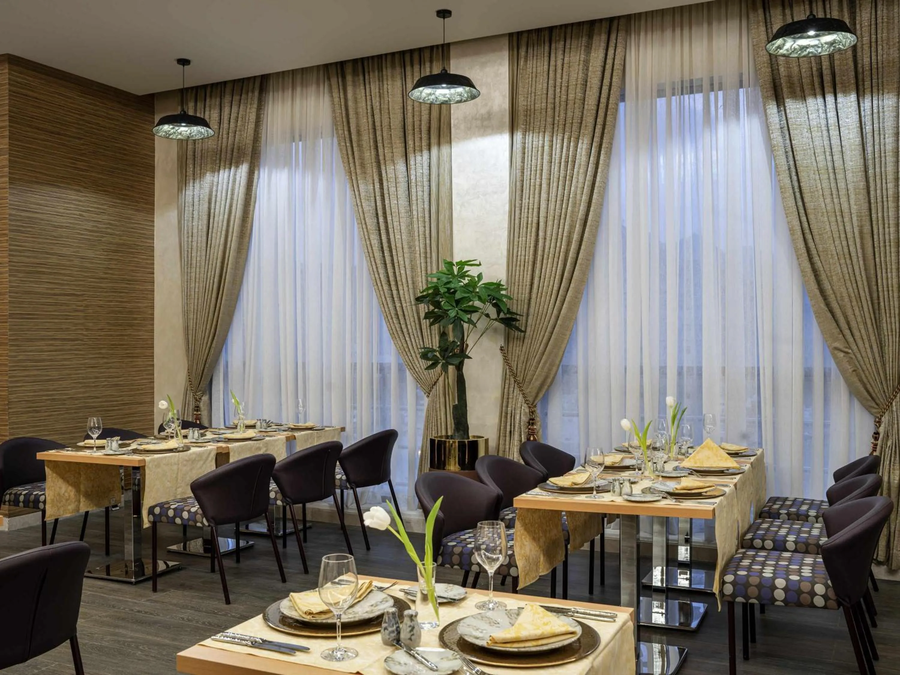 Restaurant/places to eat in Novotel Makkah Thakher City