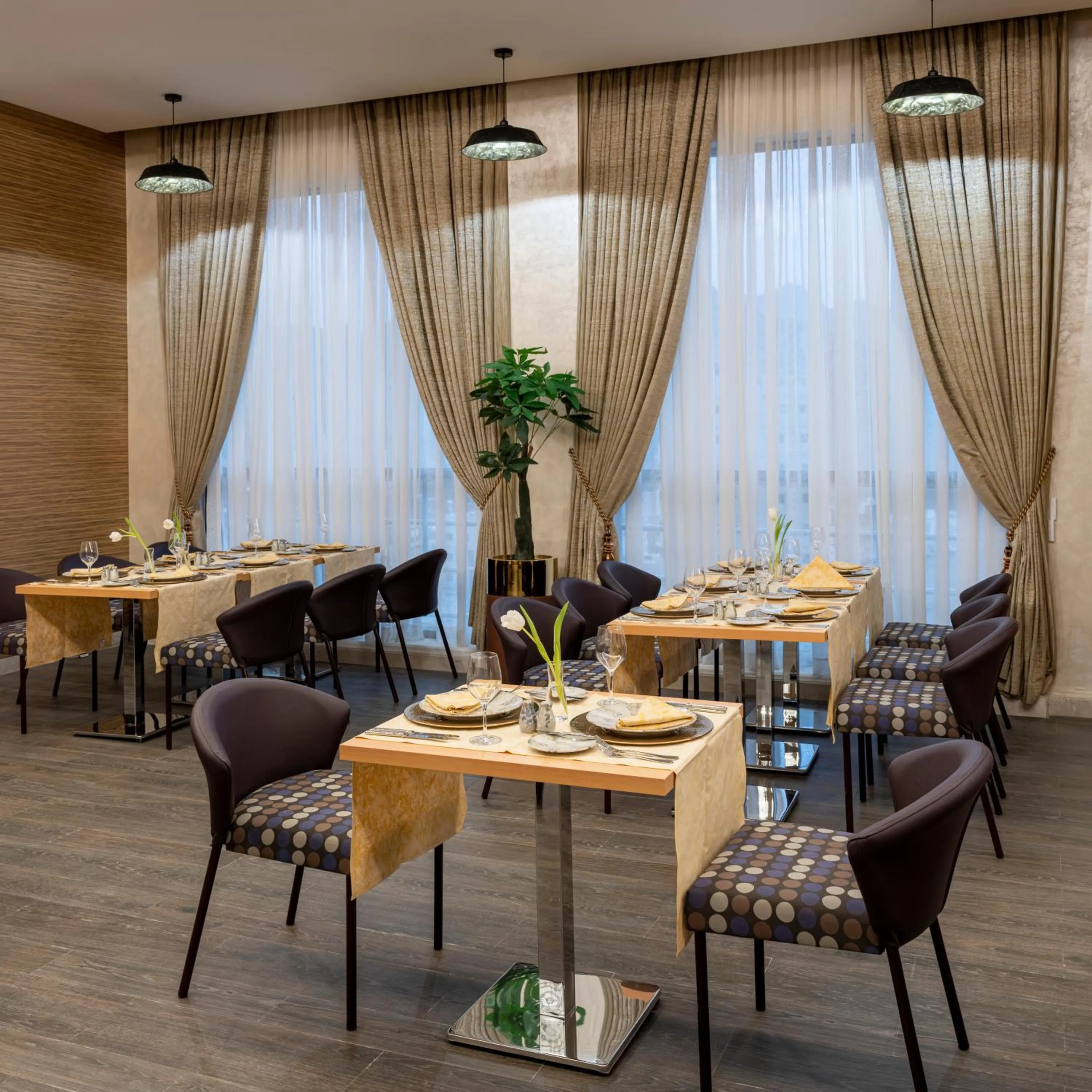 Restaurant/places to eat in Novotel Makkah Thakher City